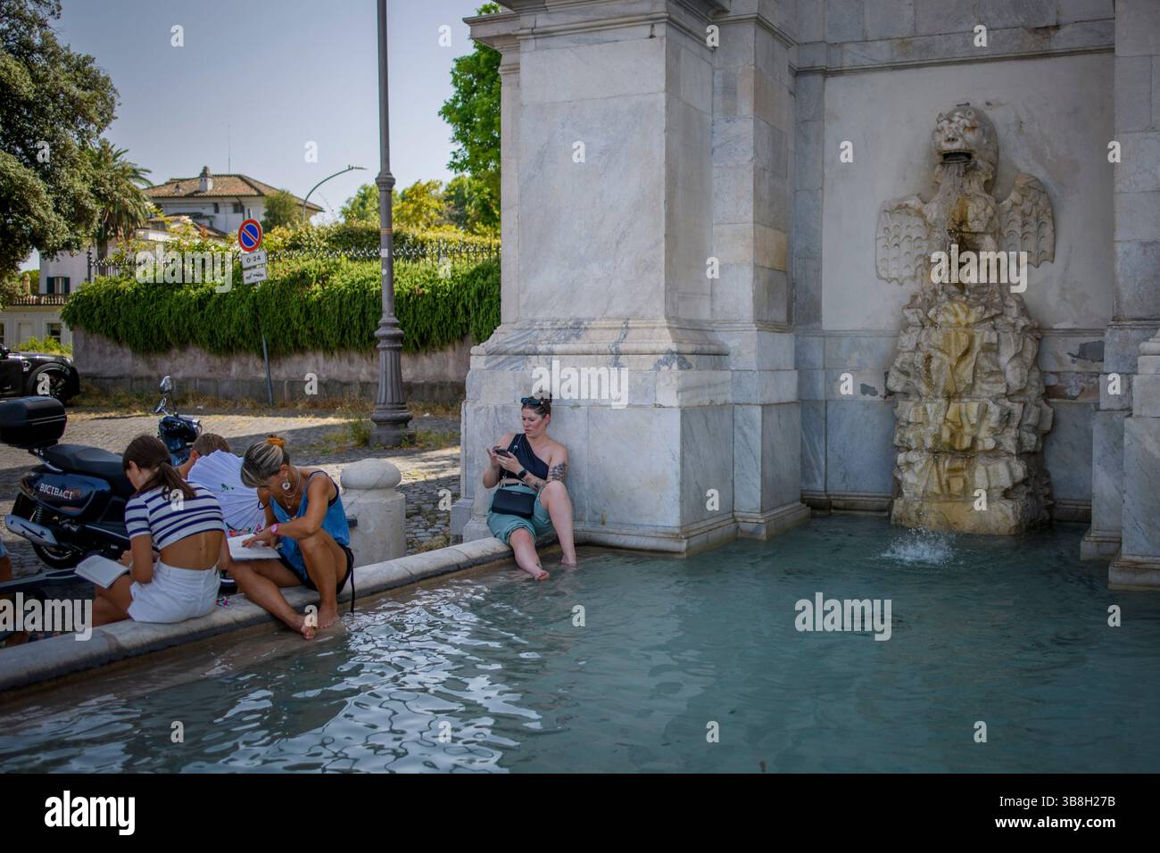 16 luglio 2023, Roma, Italia: I turisti immergono i piedi nell'acqua fredda per trovare sollievo dall'ondata di caldo a Roma. Nuova ondata di calore grazie all'azione dell'anticiclone africano che causa l'aumento delle temperature percepite. (Immagine di credito: © Marcello Valeri/ZUMA Press Wire) Foto Stock