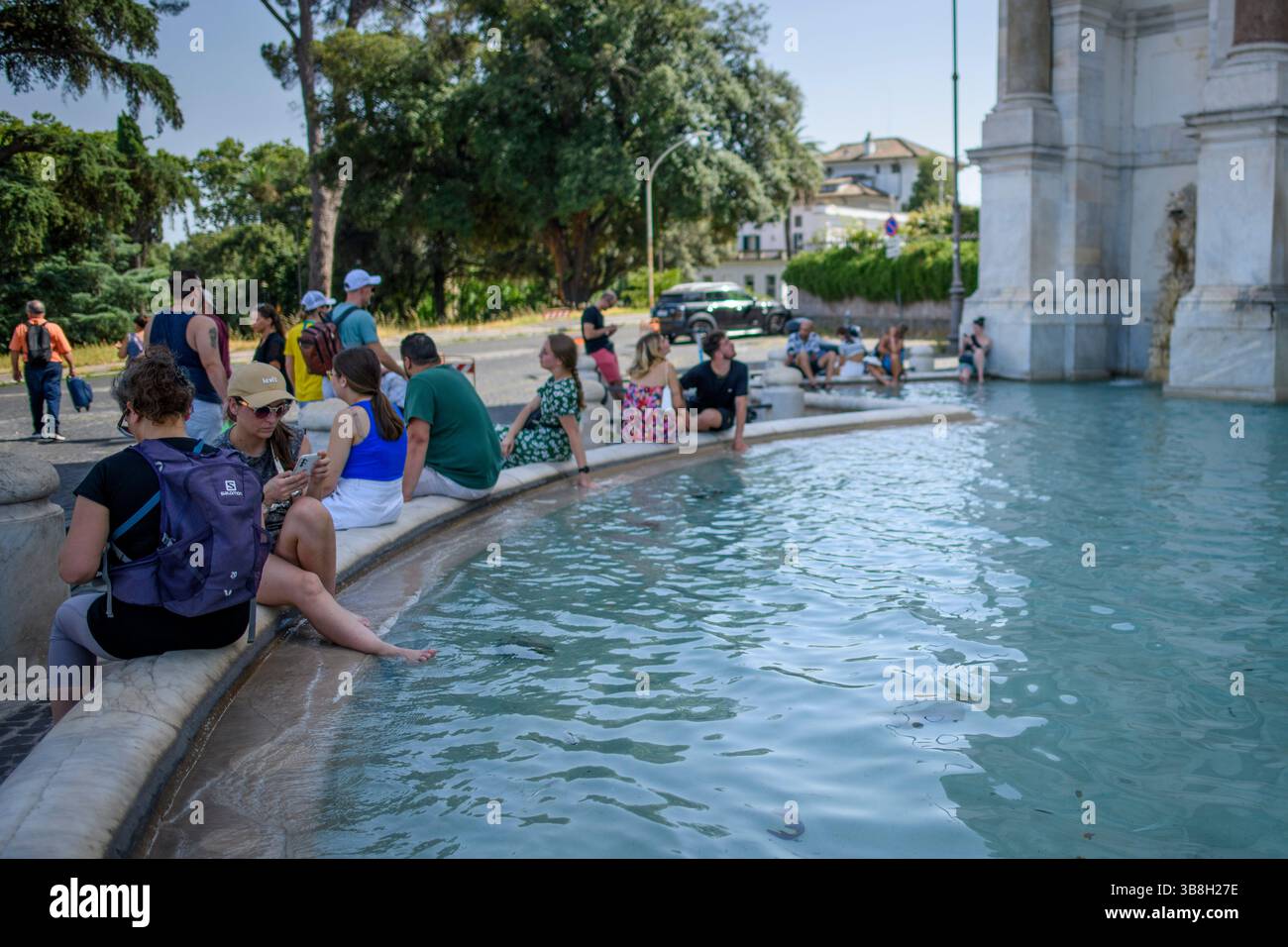 16 luglio 2023, Roma, Italia: I turisti immergono i piedi nell'acqua fredda per trovare sollievo dall'ondata di caldo a Roma. Nuova ondata di calore grazie all'azione dell'anticiclone africano che causa l'aumento delle temperature percepite. (Immagine di credito: © Marcello Valeri/ZUMA Press Wire) Foto Stock