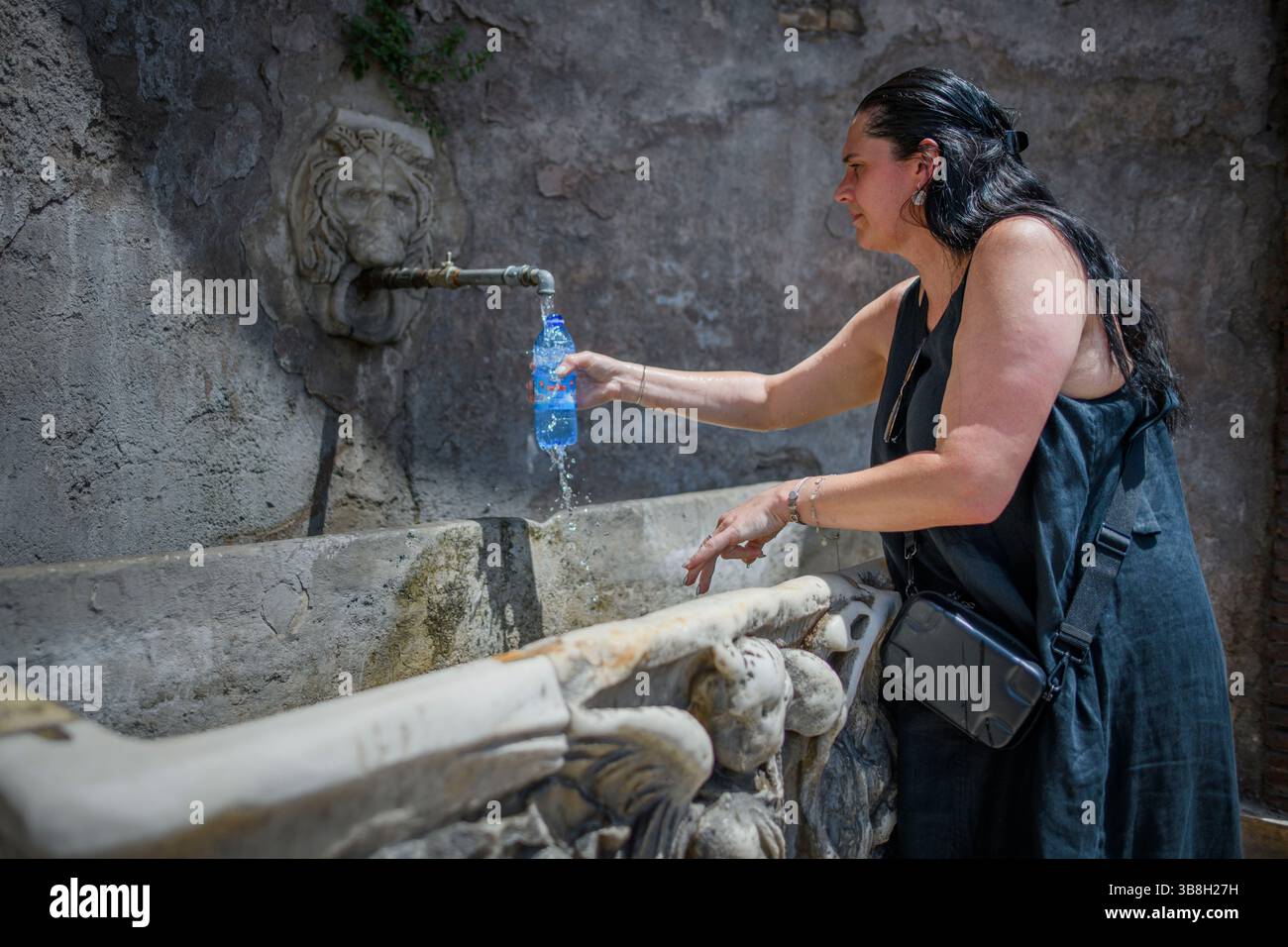 16 luglio 2023, Roma, Italia: Un turista riempie una bottiglia di acqua fredda per proteggersi dall'ondata di calore di Roma. Nuova ondata di calore grazie all'azione dell'anticiclone africano che causa l'aumento delle temperature percepite. (Immagine di credito: © Marcello Valeri/ZUMA Press Wire) Foto Stock