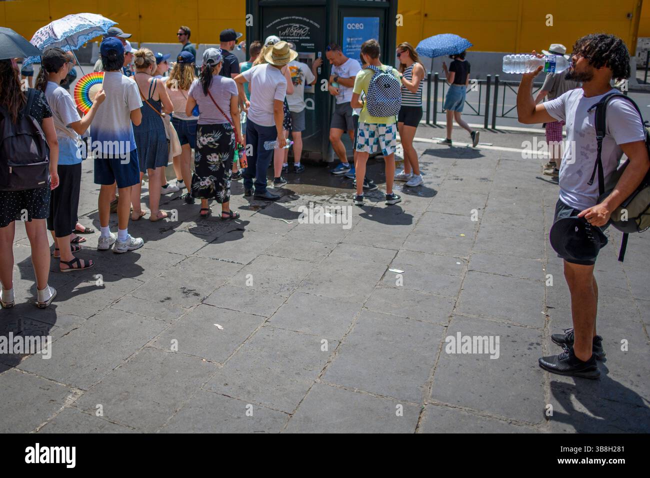 16 luglio 2023, Roma, Italia: I turisti si sono schierati di fronte a un distributore di acqua dolce per proteggersi dall'ondata di caldo a Roma. Nuova ondata di calore grazie all'azione dell'anticiclone africano che causa l'aumento delle temperature percepite. (Immagine di credito: © Marcello Valeri/ZUMA Press Wire) Foto Stock