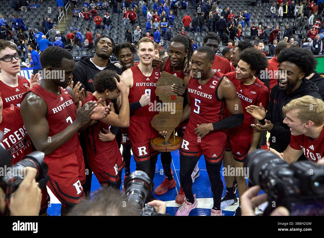 Rutgers vince la partita di basket Garden State Hardwood Classic contro Seton Hall al Prudential Center di Newark, New Jersey, sabato 9 dicembre 2023. Duncan Williams/CSM (immagine di credito: Foto Stock