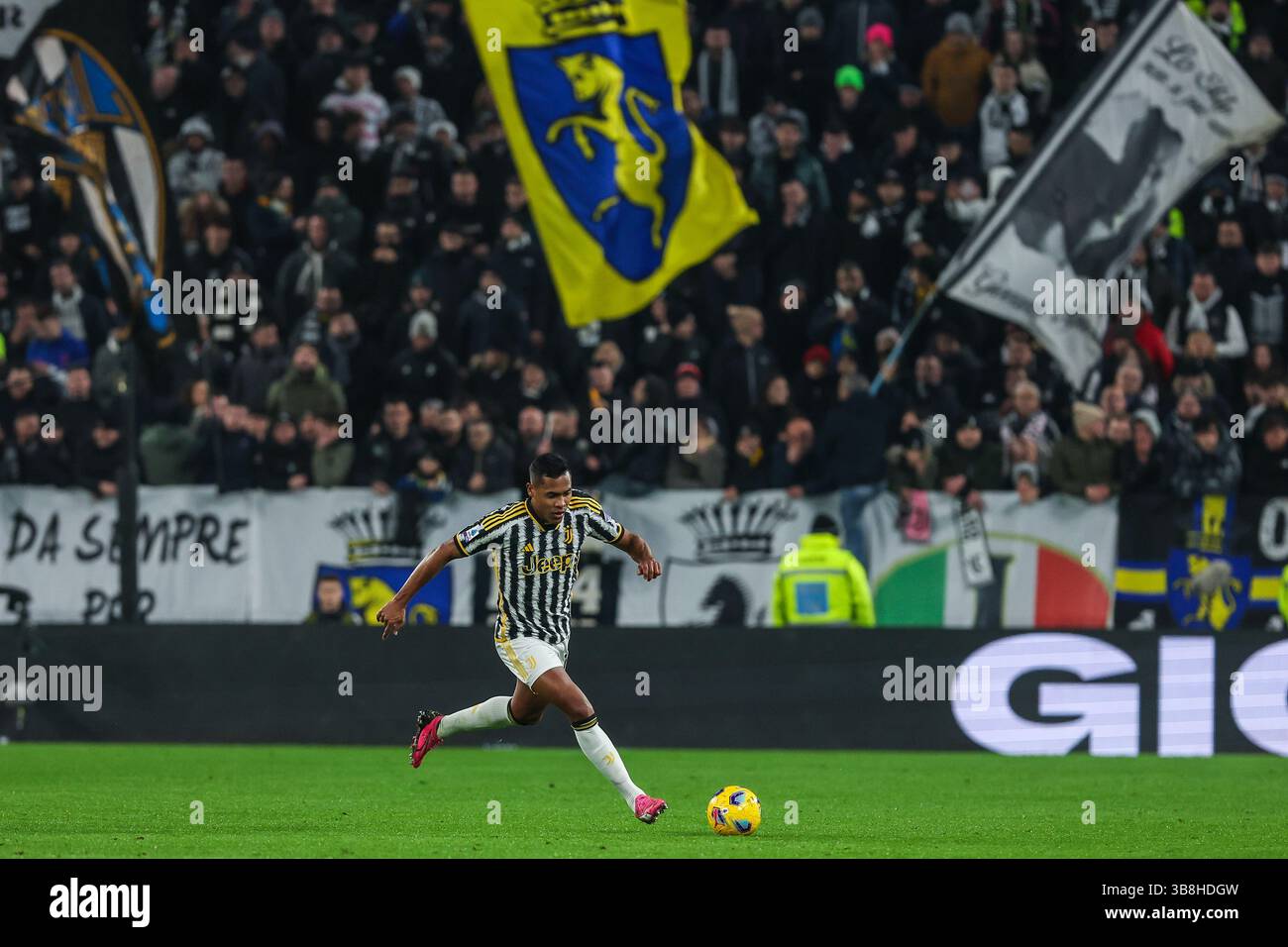 12 febbraio 2024, Torino, Italia: Alex Sandro della Juventus FC visto in azione con i tifosi della Juventus FC sullo sfondo durante la partita di serie A 2023/24 tra Juventus FC e Udinese calcio allo stadio Allianz. Punteggio finale; Juventus 0 : 1 Udinese calcio. (Immagine di credito: © Fabrizio Carabelli/SOPA Images via ZUMA Press Wire) Foto Stock