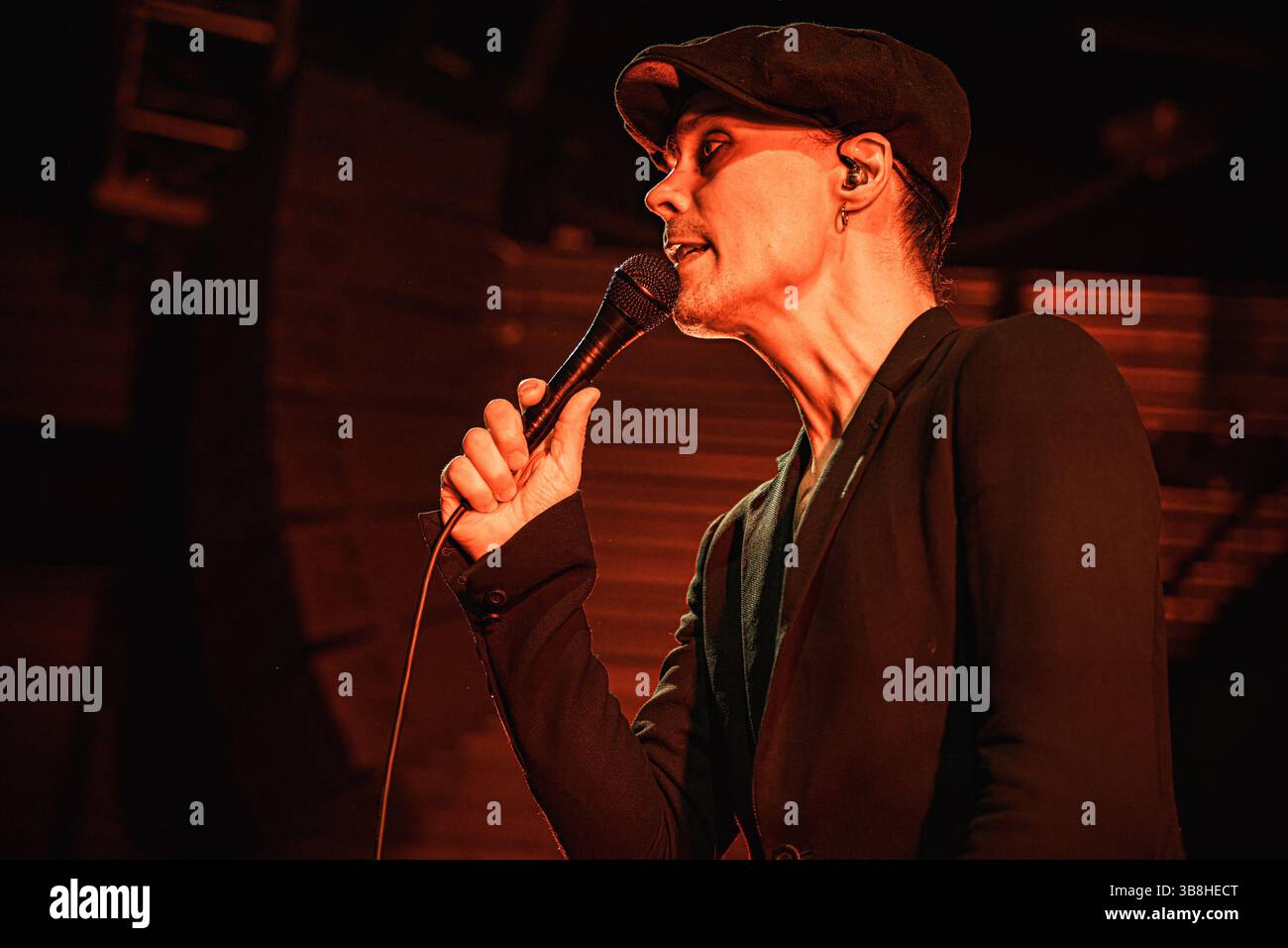 30 aprile 2024, Copenaghen, Copenaghen, Danimarca: Copenaghen, Danimarca. 30 aprile 2024. La cantante e musicista finlandese Ville Valo esegue un concerto dal vivo durante l'Amager Bio di Copenaghen. (Immagine di credito: © Nikolaj Bransholm/Gonzales foto tramite ZUMA Press) Foto Stock