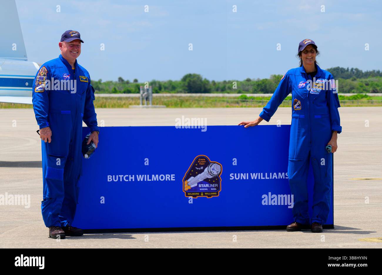 25 aprile 2024 - Merritt Island, Florida, USA - gli astronauti della NASA (L-R) BUTCH WILMORE e SUNITA WILLIAMS arrivano in un Northrop T-38 Talon presso la struttura di lancio e atterraggio del Kennedy Space Center della NASA in Florida giovedì 25 aprile 2024, in vista della missione di test di volo della NASA e della Boeing. WILMORE e WILLIAMS saliranno a bordo della navicella spaziale Starliner sulla cima di un razzo Atlas V della United Launch Alliance (ULA) che dovrebbe essere lanciato alle 22:34 PM ET il 6 maggio dallo Space Launch Complex 41 della Cape Canaveral Space Force Station alla stazione spaziale Internazionale. (Immagine di credito: © Jennifer Briggs/ZUMA Press Wir Foto Stock