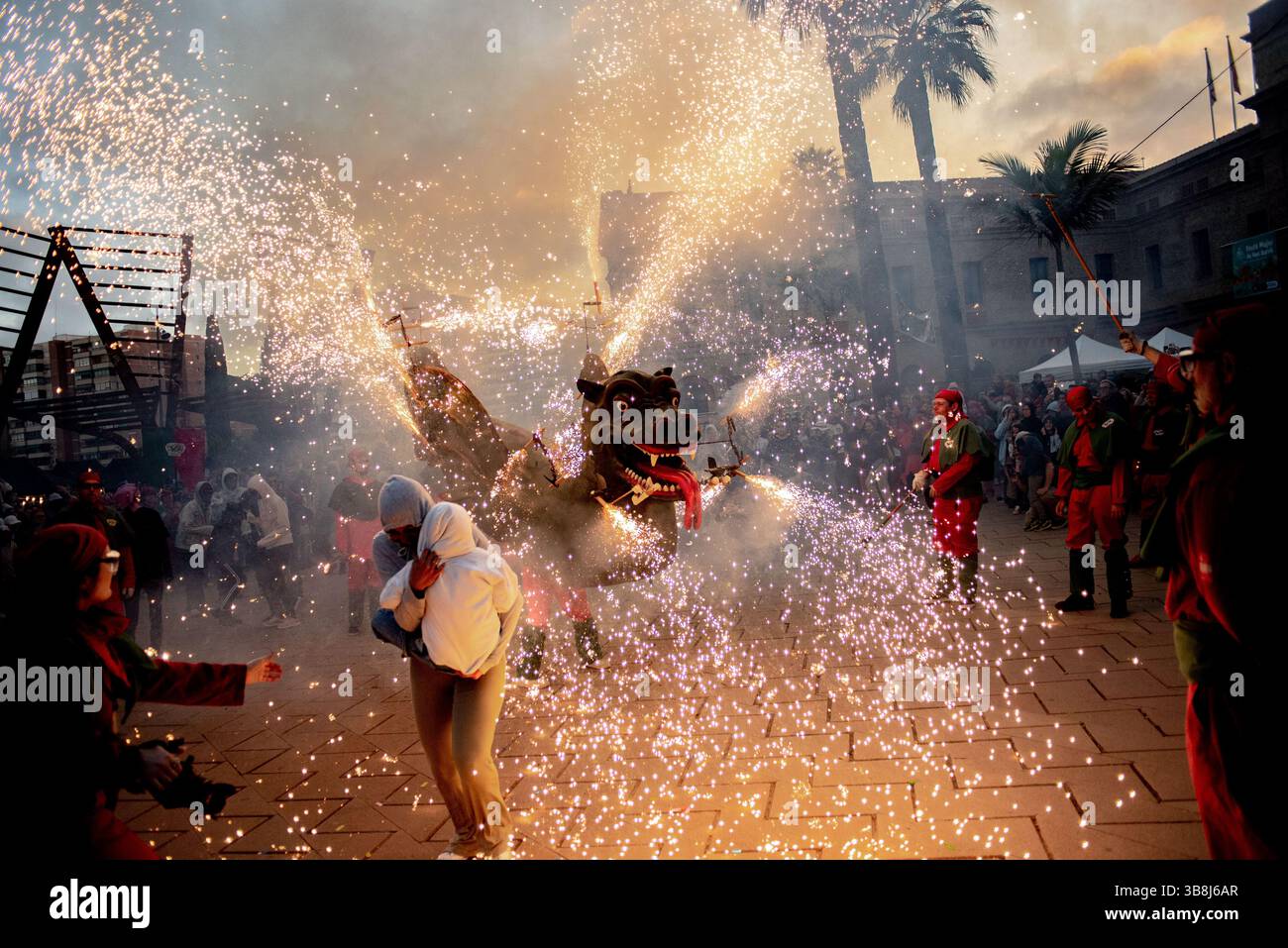 18 maggio 2024, Barcellona, Spagna: Una bestia infernale esplode pirotecnica durante la celebrazione di un correfoc in occasione del festival del quartiere Nou Barris a Barcellona. I Correfocs sono un'antica tradizione catalana, dove le persone si vestono come diavoli e violentatori leggeri. (Immagine di credito: © Jordi Boixareu/ZUMA Press Wire) Foto Stock