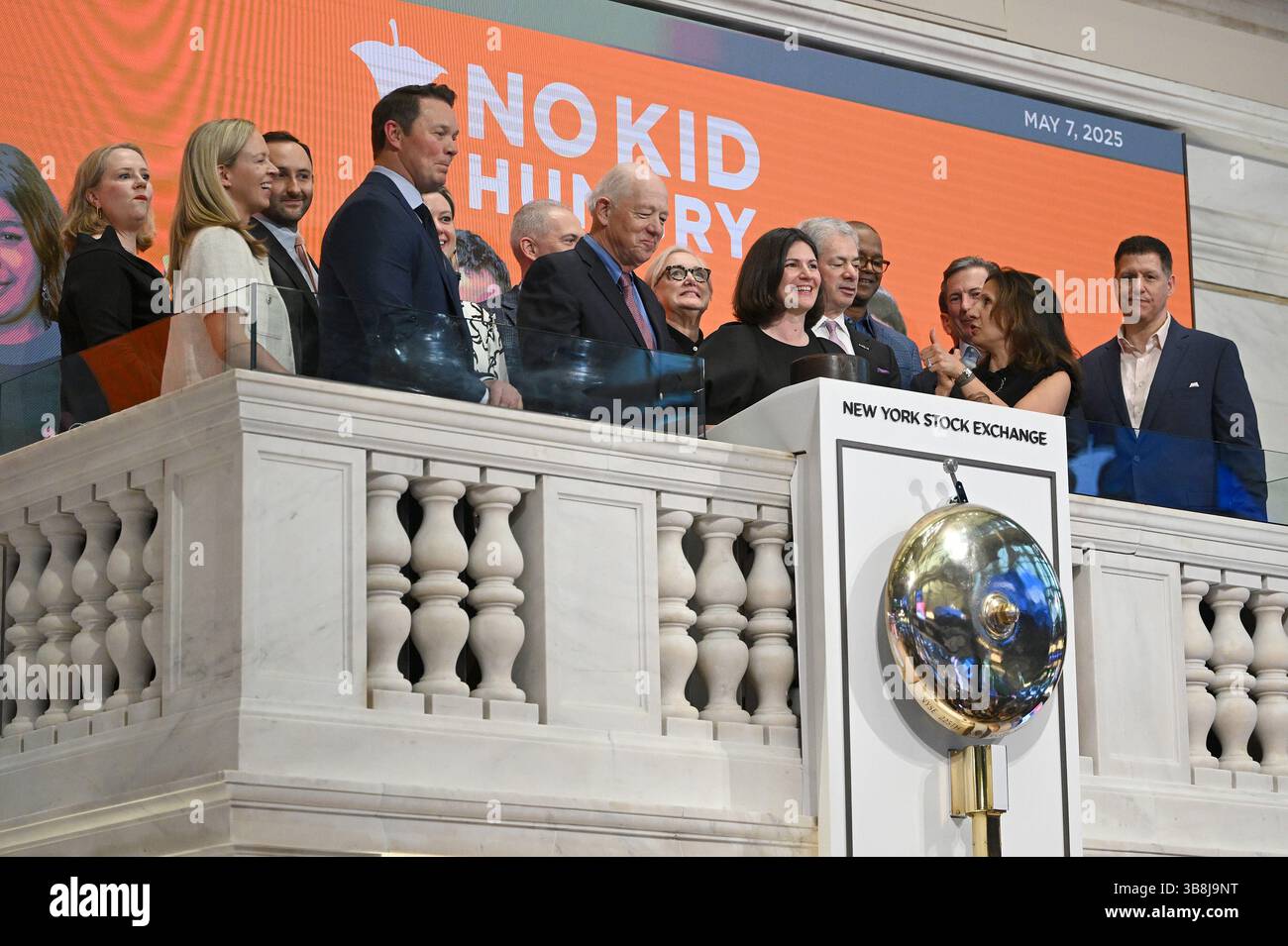 New York, Stati Uniti. 7 maggio 2025. Anne Filipic (4-l), CEO No Kid Hungry, è sul podio con Russell Weiner (3-r), CEO, Domino, Lynn Martin (2-r) Presidente della Borsa di New York, Scott Boatwright (2-l), CEO, Chipotle Mexican Grill, Billy Shore (3-l), fondatore e presidente esecutivo di No Kind Hungry, Barry McGowan (3-r), CEO, Fogo de Chão, suona il campanello di chiusura della Borsa di New York, New York, 7 maggio 2025. (foto di Anthony Behar/Sipa USA) Credit: SIPA USA/Alamy Live News Foto Stock