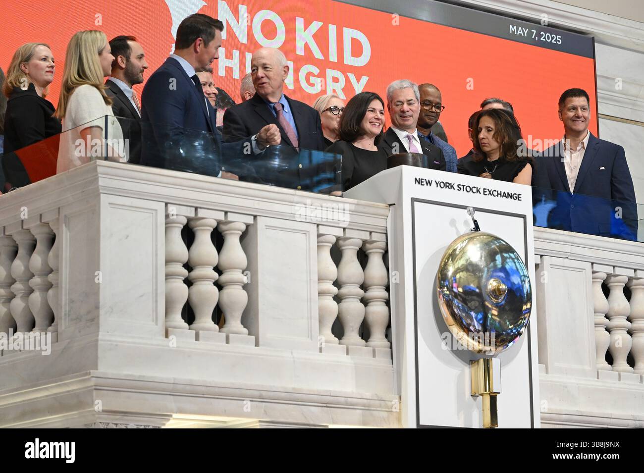 New York, Stati Uniti. 7 maggio 2025. Anne Filipic (4-l), CEO No Kid Hungry, è sul podio con Russell Weiner (3-r), CEO, Domino, Lynn Martin (2-r) Presidente della Borsa di New York, Scott Boatwright (2-l), CEO, Chipotle Mexican Grill, Billy Shore (3-l), fondatore e presidente esecutivo di No Kind Hungry, Barry McGowan (3-r), CEO, Fogo de Chão, suona il campanello di chiusura della Borsa di New York, New York, 7 maggio 2025. (foto di Anthony Behar/Sipa USA) Credit: SIPA USA/Alamy Live News Foto Stock