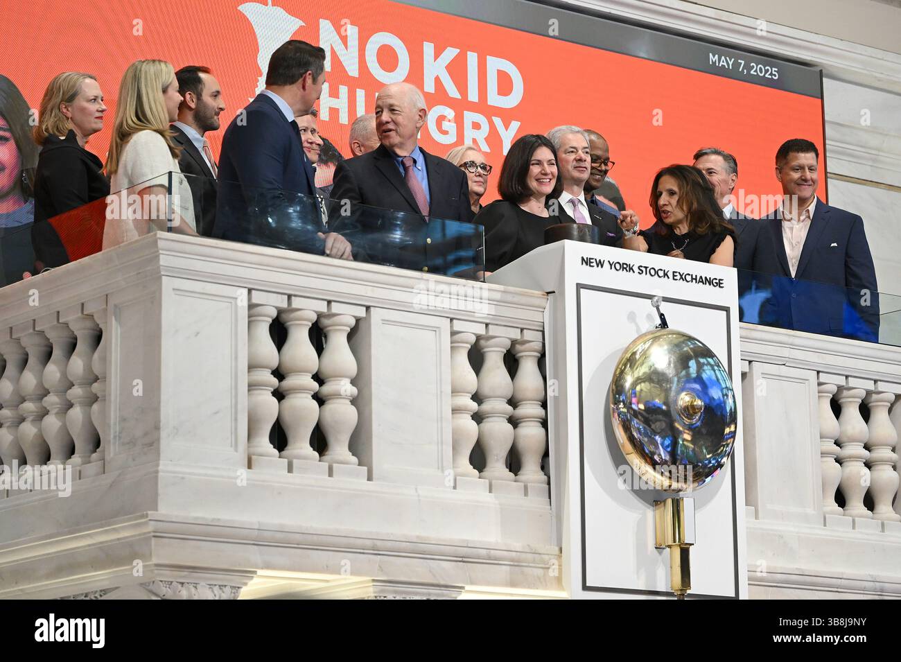 New York, Stati Uniti. 7 maggio 2025. Anne Filipic (4-l), CEO No Kid Hungry, è sul podio con Russell Weiner (3-r), CEO, Domino, Lynn Martin (2-r) Presidente della Borsa di New York, Scott Boatwright (2-l), CEO, Chipotle Mexican Grill, Billy Shore (3-l), fondatore e presidente esecutivo di No Kind Hungry, Barry McGowan (3-r), CEO, Fogo de Chão, suona il campanello di chiusura della Borsa di New York, New York, 7 maggio 2025. (foto di Anthony Behar/Sipa USA) Credit: SIPA USA/Alamy Live News Foto Stock