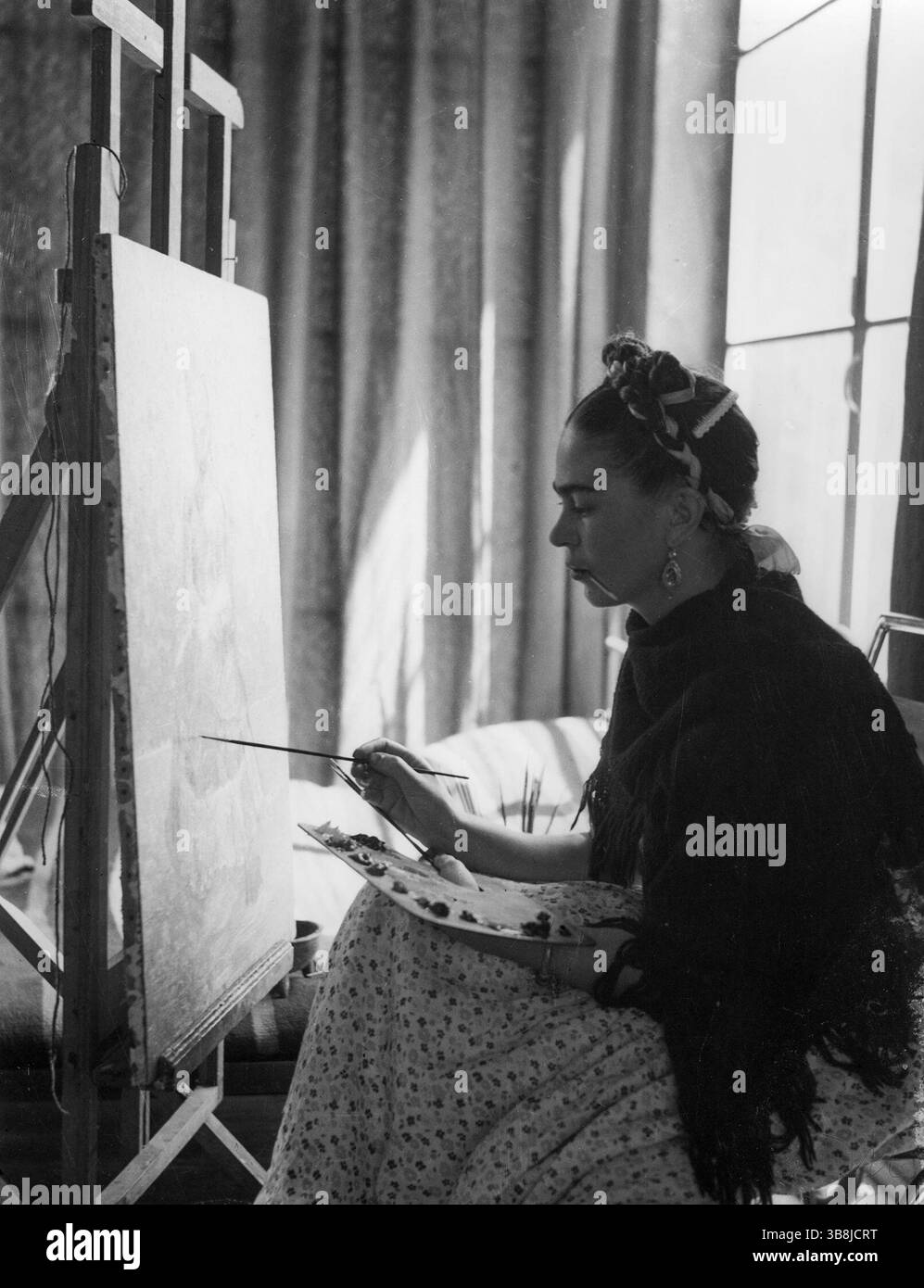 DATA DI RILASCIO: 15 marzo 2024. TITOLO: Frida. STUDIO: Amazon MGM Studios. DIRETTORE: Carla Gutierrez. TRAMA: Un viaggio crudo e magico nella vita dell'iconica artista Frida Kahlo, raccontata attraverso le sue parole da diari, lettere, saggi e interviste. Vivacemente animata con animazioni liriche ispirate alle sue indimenticabili opere d'arte. PROTAGONISTA: FRIDA KAHLO. (Immagine di credito: © Amazon MGM Studios/Entertainment Pictures/ZUMAPRESS.com) Foto Stock