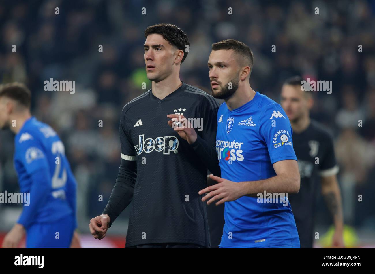 27 gennaio 2024, Torino, Italia: Dusan Vlahovic della Juventus (L) e Sebastian Walukiewicz dell'Empoli FC (R) visto durante la partita tra Juventus FC e Empoli FCA parte della serie A italiana, partita di calcio allo stadio Allianz di Torino. Punteggio finale; Juventus FC 1 - 1 Empoli FC (immagine di credito: © SOPA Images via ZUMA Press Wire) Foto Stock