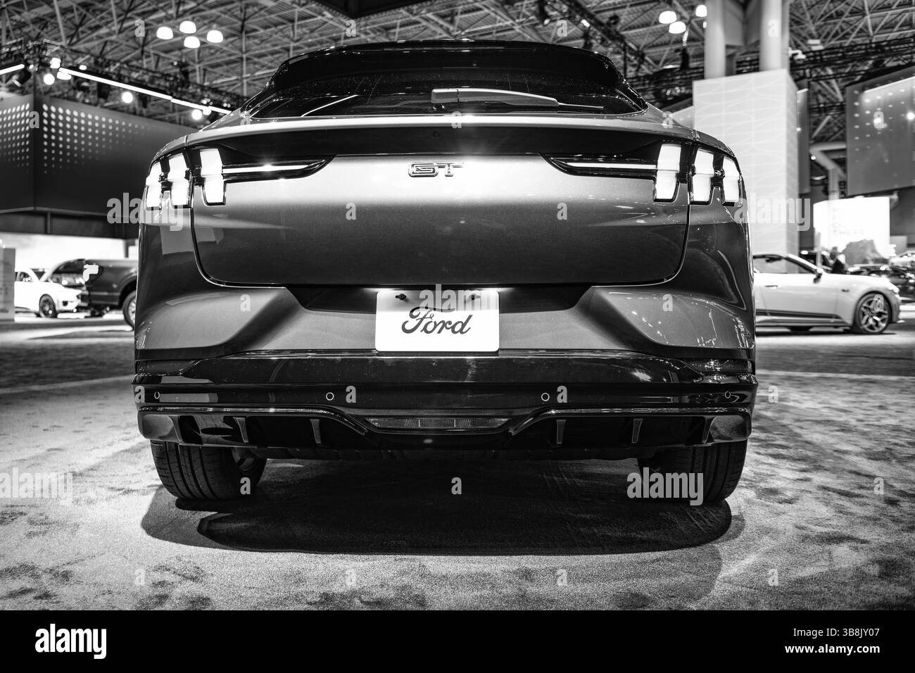 New York City, USA - 27 marzo 2024: 2024 Ford Mustang Mach-e GT crossover auto elettrica al New York International Auto Show, vista posteriore Foto Stock