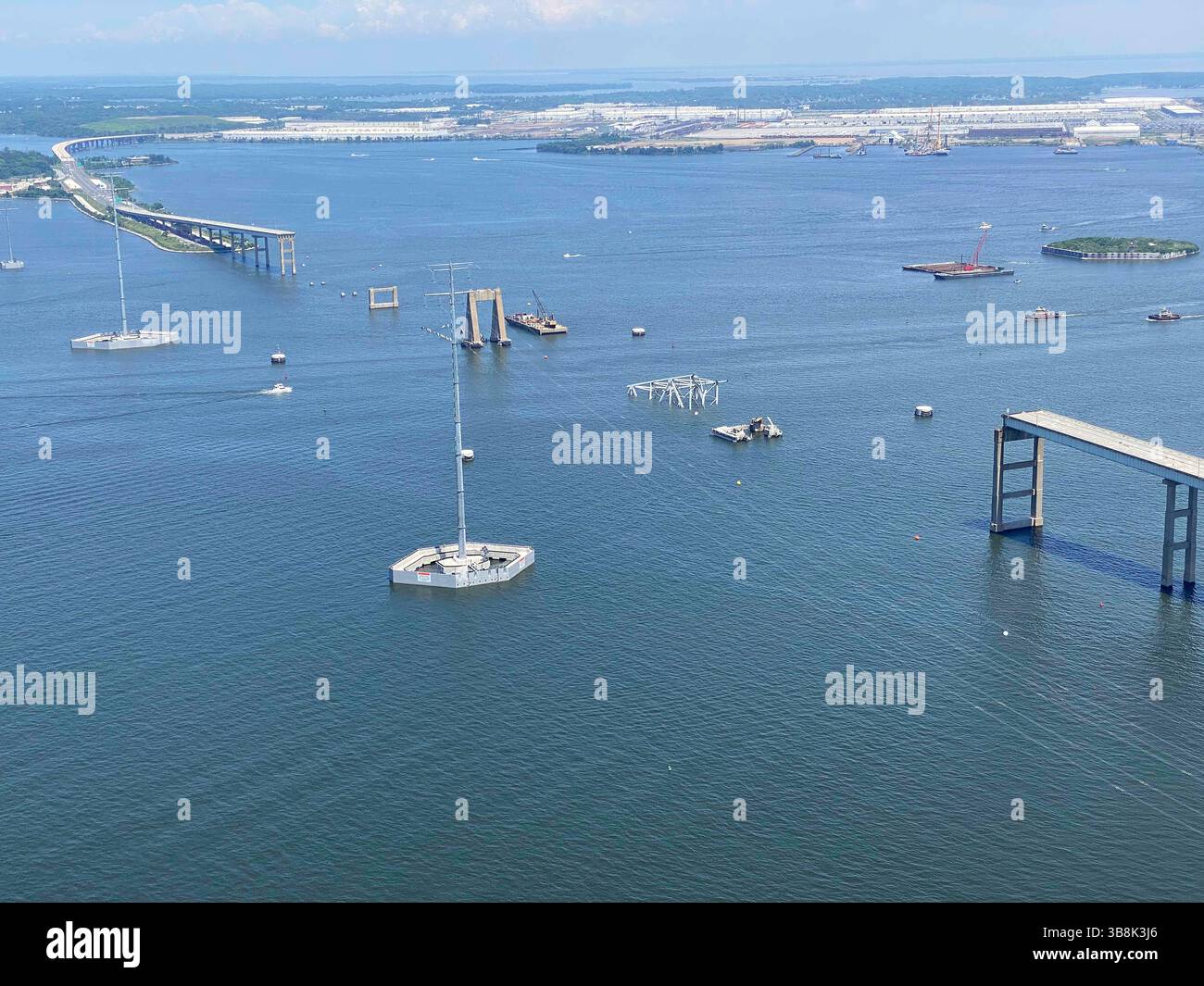 26 maggio 2024, Dundalk, MD, Stati Uniti d'America: Veduta aerea dei pezzi rimanenti del Francis Scott Key Bridge crollato dopo che la maggior parte dei detriti e la nave da carico MV Dali rimosse, il 26 maggio 2024, vicino a Dundalk, Maryland. Il canale federale di Fort McHenry è stato riaperto consentendo la ripresa delle operazioni nel porto di Baltimora. (Immagine di credito: © Bobby Petty/US Army/Planet Pix via ZUMA Press Wire) Foto Stock