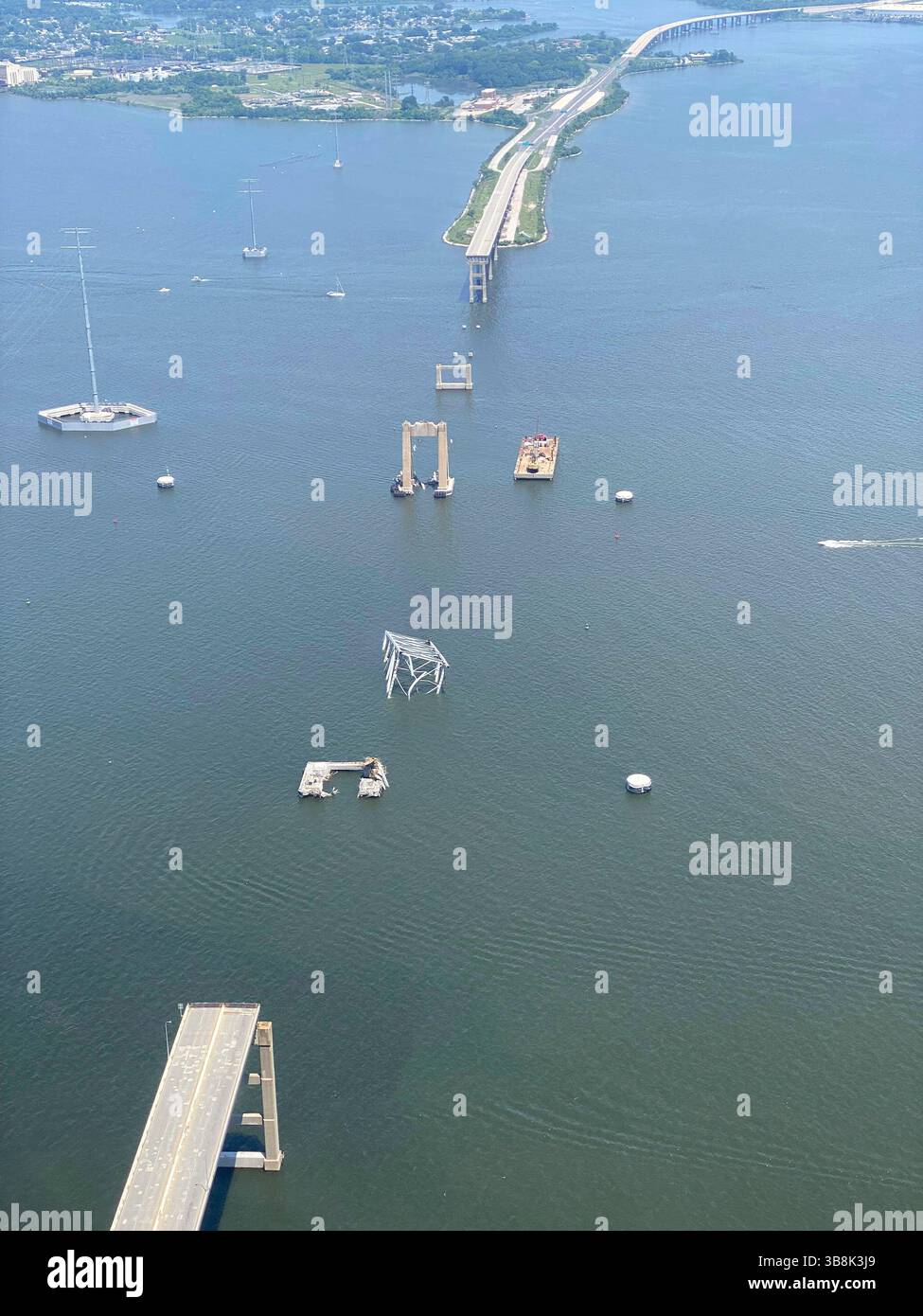26 maggio 2024, Dundalk, MD, Stati Uniti d'America: Veduta aerea dei pezzi rimanenti del Francis Scott Key Bridge crollato dopo che la maggior parte dei detriti e la nave da carico MV Dali rimosse, il 26 maggio 2024, vicino a Dundalk, Maryland. Il canale federale di Fort McHenry è stato riaperto consentendo la ripresa delle operazioni nel porto di Baltimora. (Immagine di credito: © Bobby Petty/US Army/Planet Pix via ZUMA Press Wire) Foto Stock