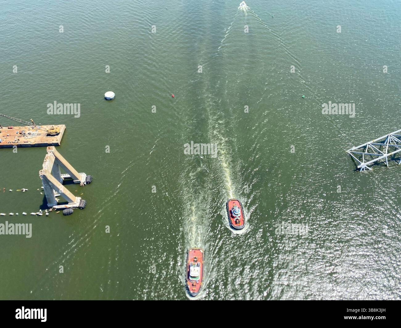 26 maggio 2024, Dundalk, MD, Stati Uniti d'America: Veduta aerea dei pezzi rimanenti del Francis Scott Key Bridge crollato dopo che la maggior parte dei detriti e la nave da carico MV Dali rimosse, il 26 maggio 2024, vicino a Dundalk, Maryland. Il canale federale di Fort McHenry è stato riaperto consentendo la ripresa delle operazioni nel porto di Baltimora. (Immagine di credito: © Bobby Petty/US Army/Planet Pix via ZUMA Press Wire) Foto Stock