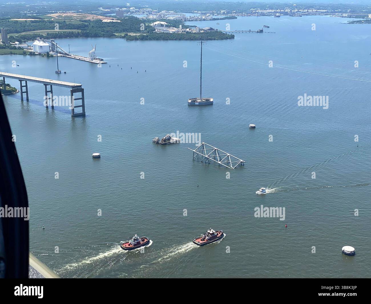 26 maggio 2024, Dundalk, MD, Stati Uniti d'America: Veduta aerea dei pezzi rimanenti del Francis Scott Key Bridge crollato dopo che la maggior parte dei detriti e la nave da carico MV Dali rimosse, il 26 maggio 2024, vicino a Dundalk, Maryland. Il canale federale di Fort McHenry è stato riaperto consentendo la ripresa delle operazioni nel porto di Baltimora. (Immagine di credito: © Bobby Petty/US Army/Planet Pix via ZUMA Press Wire) Foto Stock