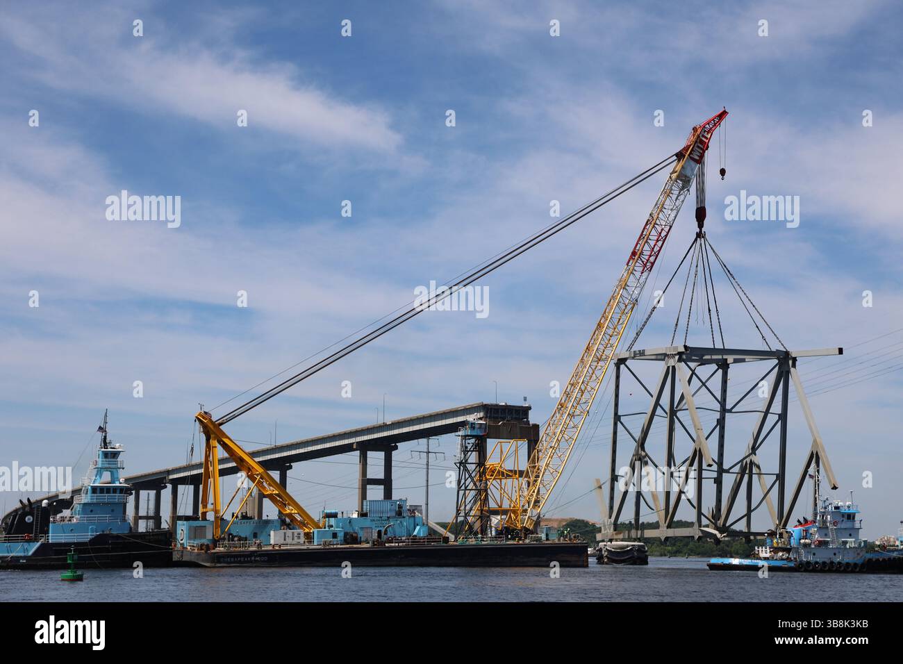 1 giugno 2024, Dundalk, MD, Stati Uniti d'America: La massiccia chiatta di salvataggio Chesapeake 1000 solleva un segmento di 940 000 libbre del Francis Scott Key Bridge crollato mentre pulivano il relitto rimanente sul fiume Patapsco, 1 giugno 2024, vicino a Dundalk, Maryland. Il canale federale di Fort McHenry è stato riaperto alle navi commerciali, mentre i lavori continuano a rimuovere le sezioni finali della capriata del ponte da oltre 500 tonnellate. (Immagine di credito: © Bobby Petty/U.S. Army/Planet Pix tramite ZUMA Press Wire) Foto Stock
