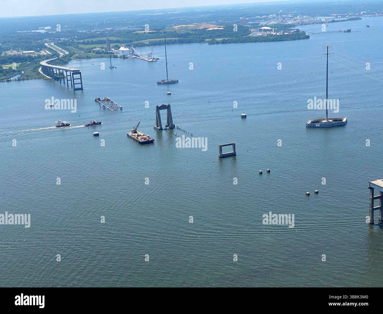 26 maggio 2024, Dundalk, MD, Stati Uniti d'America: Veduta aerea dei pezzi rimanenti del Francis Scott Key Bridge crollato dopo che la maggior parte dei detriti e la nave da carico MV Dali rimosse, il 26 maggio 2024, vicino a Dundalk, Maryland. Il canale federale di Fort McHenry è stato riaperto consentendo la ripresa delle operazioni nel porto di Baltimora. (Immagine di credito: © Bobby Petty/US Army/Planet Pix via ZUMA Press Wire) Foto Stock