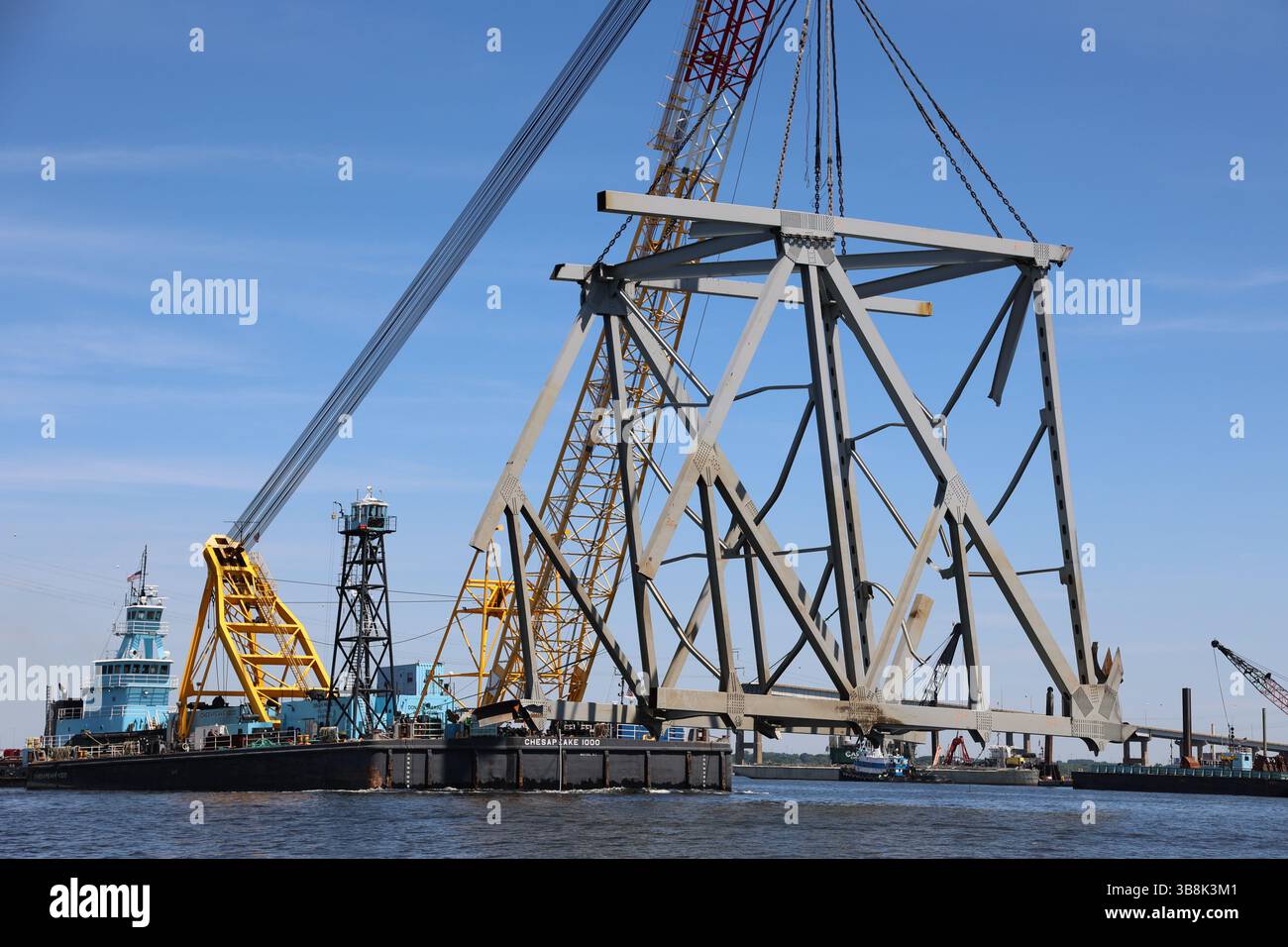 1 giugno 2024, Dundalk, MD, Stati Uniti d'America: La massiccia chiatta di salvataggio Chesapeake 1000 solleva un segmento di 940 000 libbre del Francis Scott Key Bridge crollato mentre pulivano il relitto rimanente sul fiume Patapsco, 1 giugno 2024, vicino a Dundalk, Maryland. Il canale federale di Fort McHenry è stato riaperto alle navi commerciali, mentre i lavori continuano a rimuovere le sezioni finali della capriata del ponte da oltre 500 tonnellate. (Immagine di credito: © Bobby Petty/U.S. Army/Planet Pix tramite ZUMA Press Wire) Foto Stock