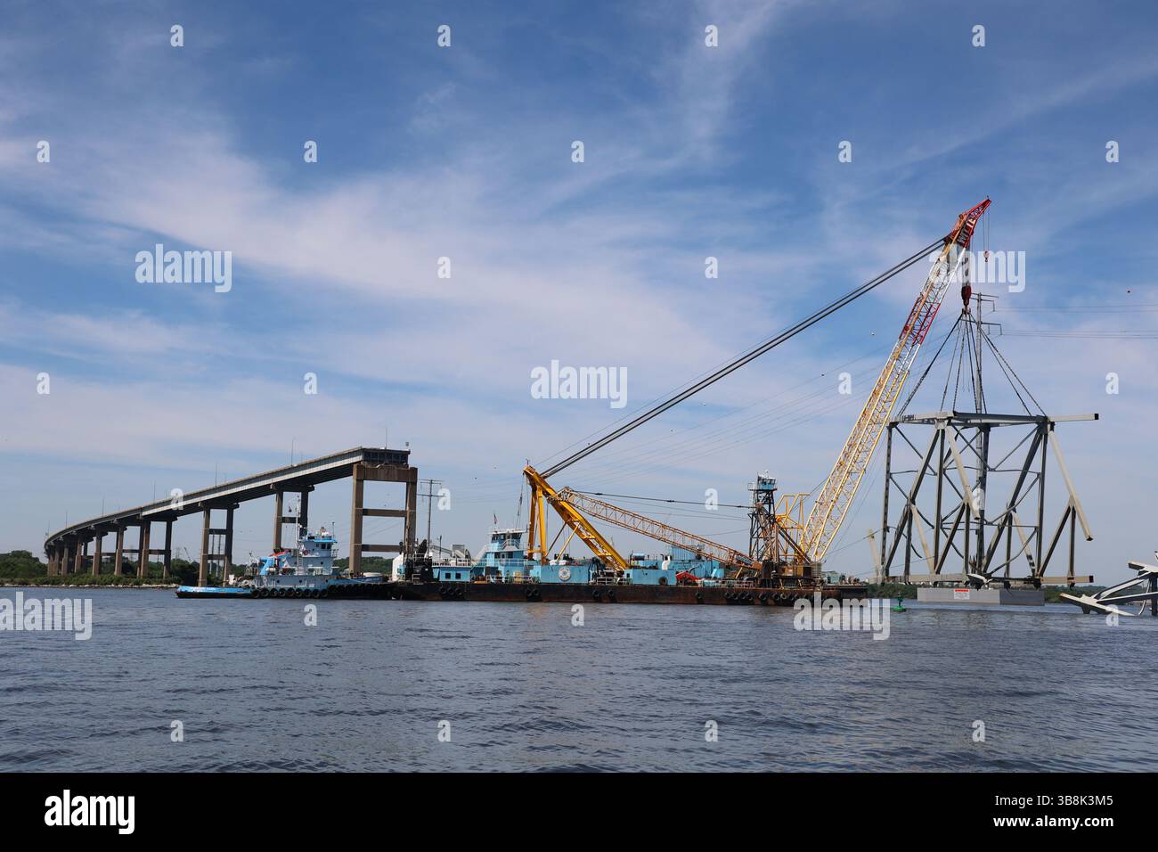 1 giugno 2024, Dundalk, MD, Stati Uniti d'America: La massiccia chiatta di salvataggio Chesapeake 1000 si prepara a ripulire il relitto rimanente del Francis Scott Key Bridge crollato sul fiume Patapsco, 1 giugno 2024, vicino a Dundalk, Maryland. Il canale federale di Fort McHenry è stato riaperto alle navi commerciali, mentre i lavori continuano a rimuovere le sezioni finali della capriata del ponte da oltre 500 tonnellate. (Immagine di credito: © Bobby Petty/U.S. Army/Planet Pix tramite ZUMA Press Wire) Foto Stock