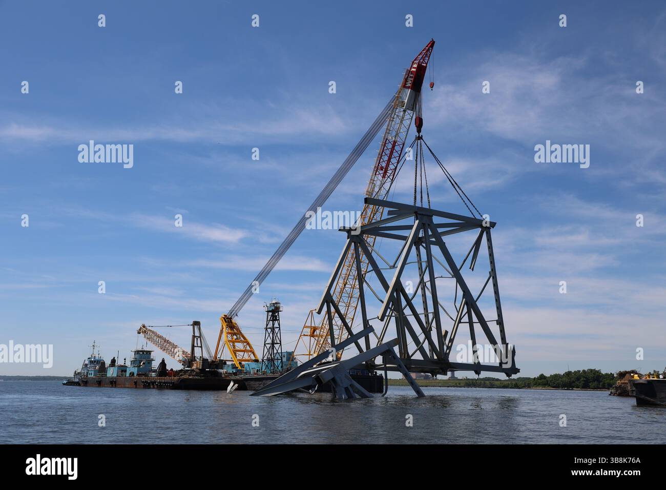 1 giugno 2024, Dundalk, MD, Stati Uniti d'America: La massiccia chiatta di salvataggio Chesapeake 1000 solleva un segmento di 940 000 libbre del Francis Scott Key Bridge crollato mentre pulivano il relitto rimanente sul fiume Patapsco, 1 giugno 2024, vicino a Dundalk, Maryland. Il canale federale di Fort McHenry è stato riaperto alle navi commerciali, mentre i lavori continuano a rimuovere le sezioni finali della capriata del ponte da oltre 500 tonnellate. (Immagine di credito: © Bobby Petty/U.S. Army/Planet Pix tramite ZUMA Press Wire) Foto Stock