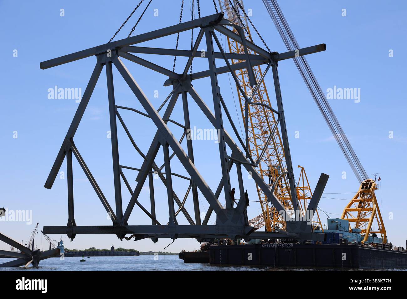 1 giugno 2024, Dundalk, MD, Stati Uniti d'America: La massiccia chiatta di salvataggio Chesapeake 1000 solleva un segmento di 940 000 libbre del Francis Scott Key Bridge crollato mentre pulivano il relitto rimanente sul fiume Patapsco, 1 giugno 2024, vicino a Dundalk, Maryland. Il canale federale di Fort McHenry è stato riaperto alle navi commerciali, mentre i lavori continuano a rimuovere le sezioni finali della capriata del ponte da oltre 500 tonnellate. (Immagine di credito: © Bobby Petty/U.S. Army/Planet Pix tramite ZUMA Press Wire) Foto Stock