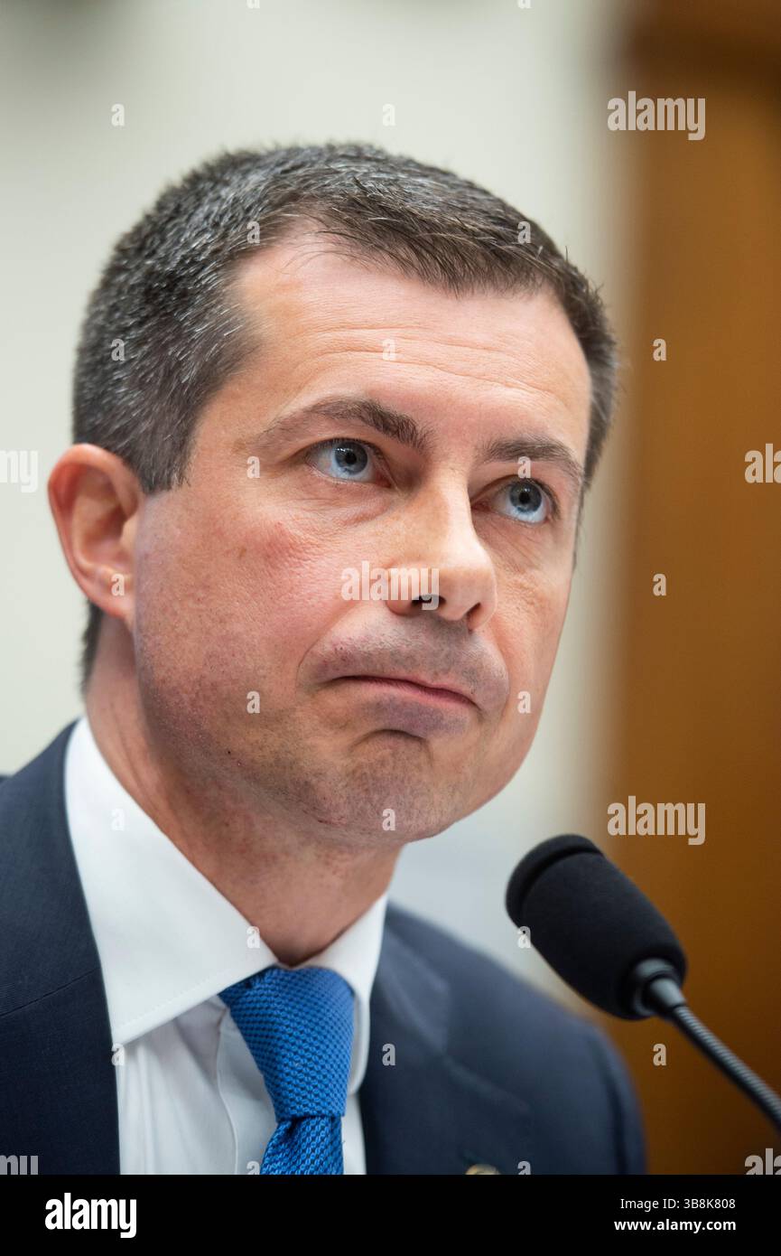 27 giugno 2024, Washington, District of Columbia, USA: Il Segretario dei trasporti degli Stati Uniti Pete Buttigieg appare davanti a un Comitato della camera per i trasporti e le infrastrutture ascoltando "supervisione delle politiche e dei programmi del Dipartimento dei trasporti e richiesta di bilancio per l'anno fiscale 2025" nel Rayburn House Office Building a Washington, DC, giovedì 27 giugno 2024 (immagine di credito: © Rod Lamkey/CNP via ZUMA Press Wire) Foto Stock