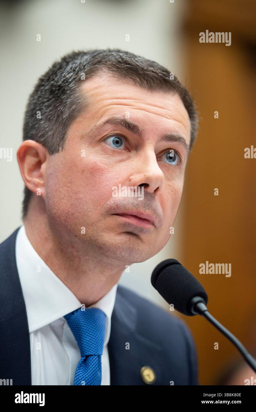 27 giugno 2024, Washington, District of Columbia, USA: Il Segretario dei trasporti degli Stati Uniti Pete Buttigieg appare davanti a un Comitato della camera per i trasporti e le infrastrutture ascoltando "supervisione delle politiche e dei programmi del Dipartimento dei trasporti e richiesta di bilancio per l'anno fiscale 2025" nel Rayburn House Office Building a Washington, DC, giovedì 27 giugno 2024 (immagine di credito: © Rod Lamkey/CNP via ZUMA Press Wire) Foto Stock