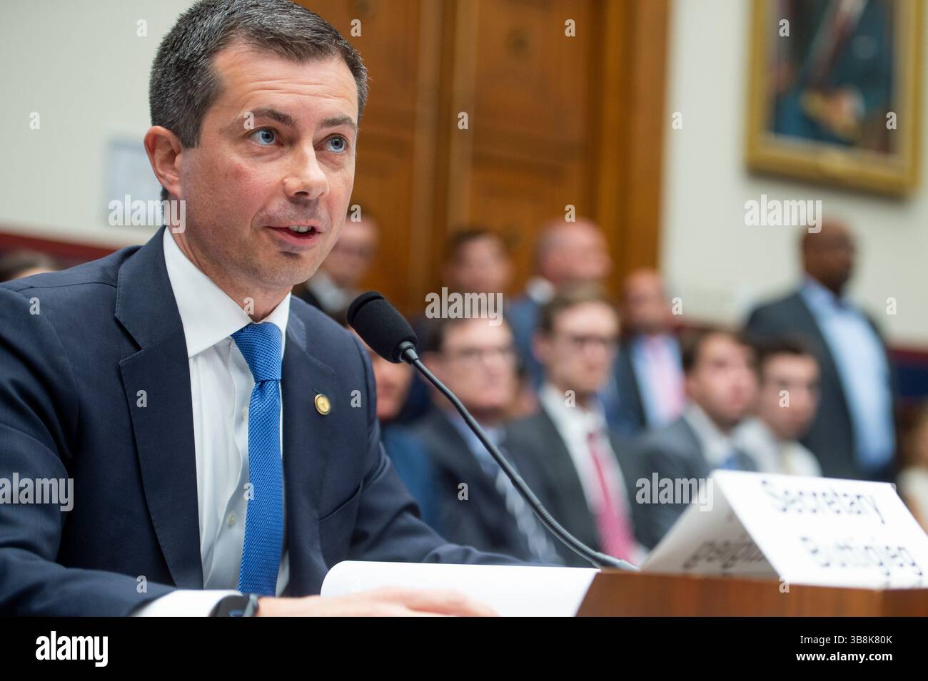 27 giugno 2024, Washington, District of Columbia, USA: Il Segretario dei trasporti degli Stati Uniti Pete Buttigieg appare davanti a un Comitato della camera per i trasporti e le infrastrutture ascoltando "supervisione delle politiche e dei programmi del Dipartimento dei trasporti e richiesta di bilancio per l'anno fiscale 2025" nel Rayburn House Office Building a Washington, DC, giovedì 27 giugno 2024 (immagine di credito: © Rod Lamkey/CNP via ZUMA Press Wire) Foto Stock
