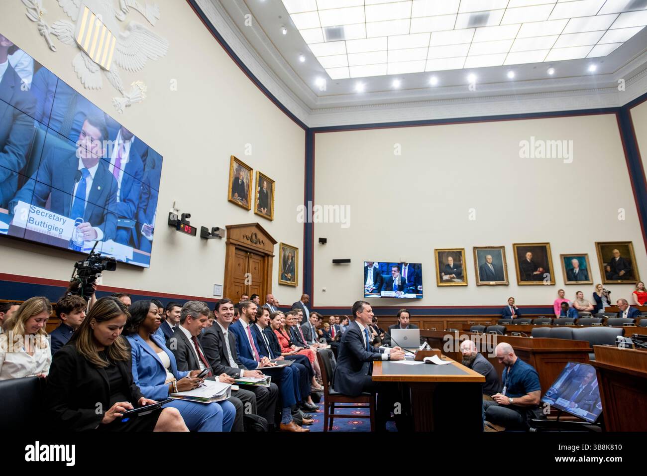 27 giugno 2024, Washington, District of Columbia, USA: Il Segretario dei trasporti degli Stati Uniti Pete Buttigieg appare davanti a un Comitato della camera per i trasporti e le infrastrutture ascoltando "supervisione delle politiche e dei programmi del Dipartimento dei trasporti e richiesta di bilancio per l'anno fiscale 2025" nel Rayburn House Office Building a Washington, DC, giovedì 27 giugno 2024 (immagine di credito: © Rod Lamkey/CNP via ZUMA Press Wire) Foto Stock
