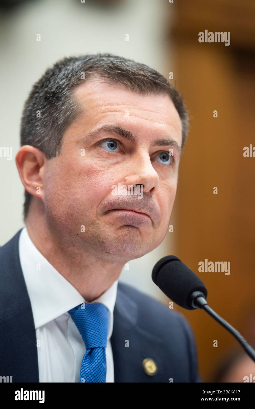 27 giugno 2024, Washington, District of Columbia, USA: Il Segretario dei trasporti degli Stati Uniti Pete Buttigieg appare davanti a un Comitato della camera per i trasporti e le infrastrutture ascoltando "supervisione delle politiche e dei programmi del Dipartimento dei trasporti e richiesta di bilancio per l'anno fiscale 2025" nel Rayburn House Office Building a Washington, DC, giovedì 27 giugno 2024 (immagine di credito: © Rod Lamkey/CNP via ZUMA Press Wire) Foto Stock