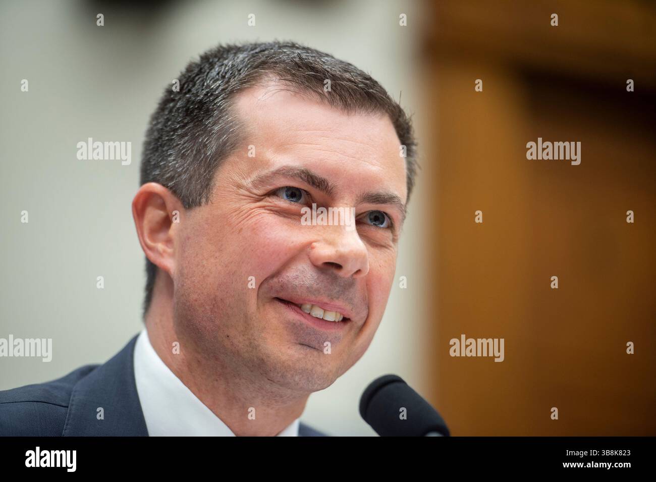 27 giugno 2024, Washington, District of Columbia, USA: Il Segretario dei trasporti degli Stati Uniti Pete Buttigieg appare davanti a un Comitato della camera per i trasporti e le infrastrutture ascoltando "supervisione delle politiche e dei programmi del Dipartimento dei trasporti e richiesta di bilancio per l'anno fiscale 2025" nel Rayburn House Office Building a Washington, DC, giovedì 27 giugno 2024 (immagine di credito: © Rod Lamkey/CNP via ZUMA Press Wire) Foto Stock