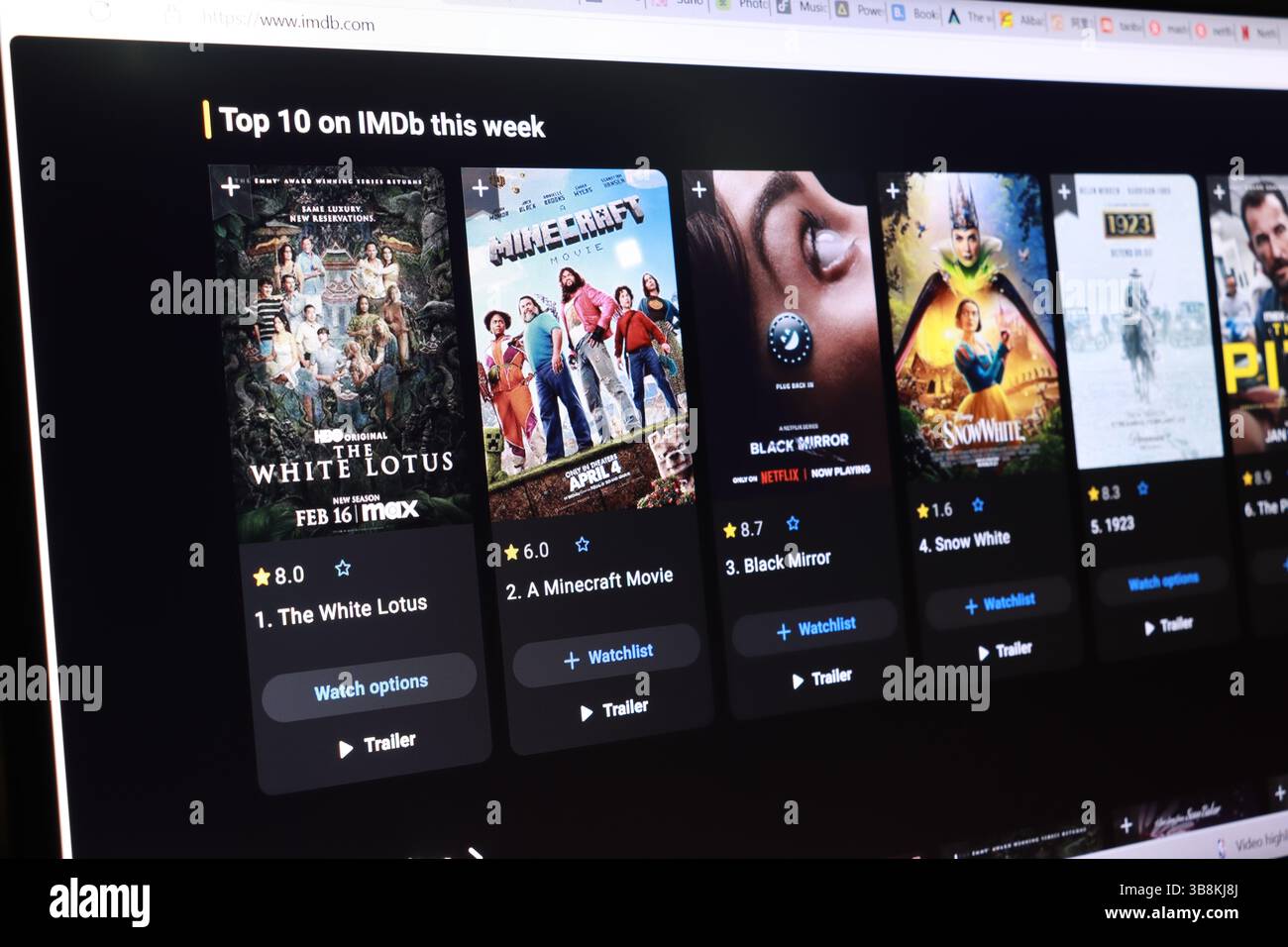 I 10 migliori schermi imdb con diversi poster e classificazioni. Foto Stock