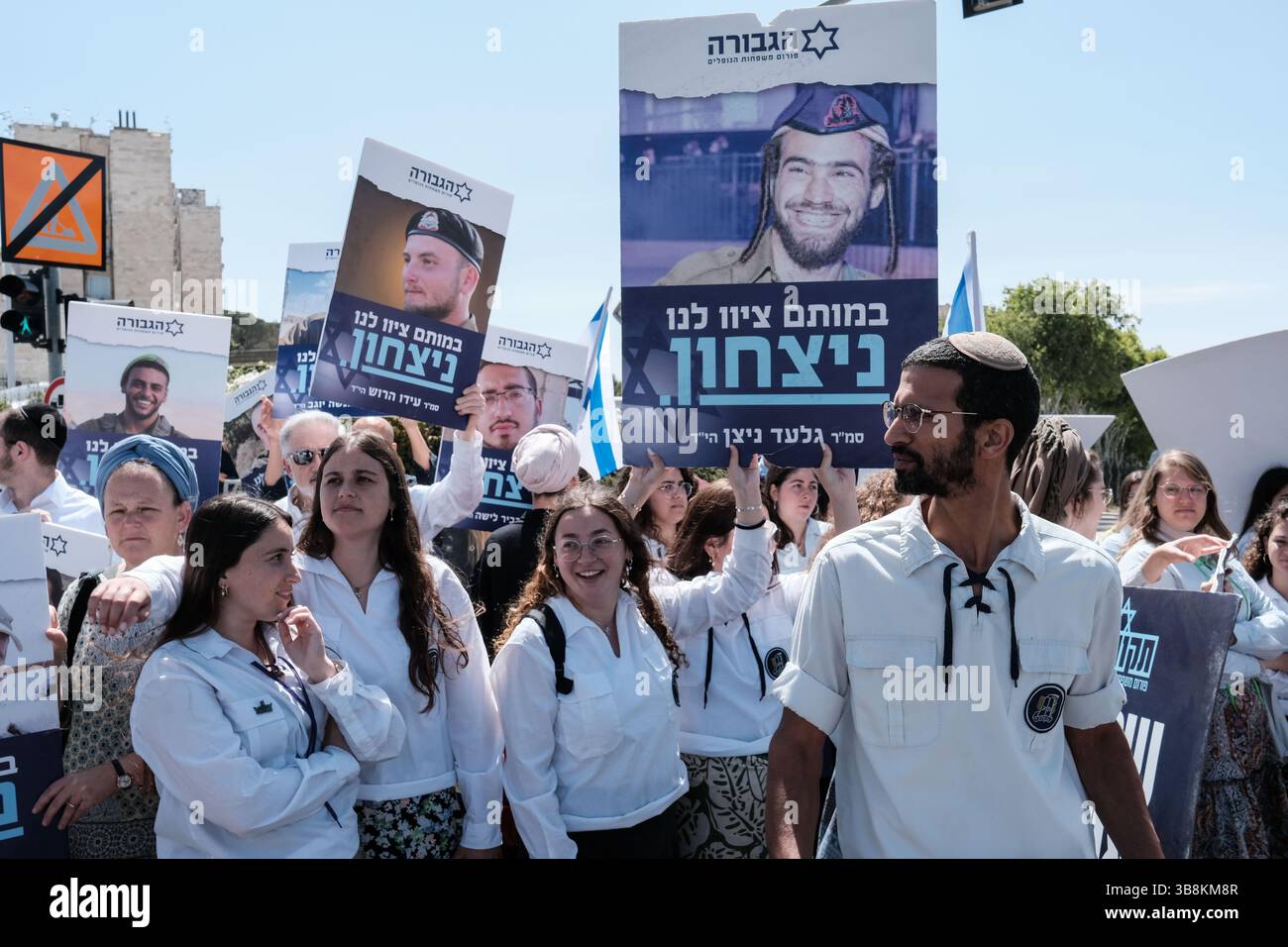 5 maggio 2024, Gerusalemme, Israele: Famiglie in lutto di soldati e sostenitori dell'IDF caduti, la maggior parte dei quali si identificano con i flussi sionisti religiosi nazionalisti, protestano presso l'Ufficio dei primi ministri. Gli attivisti bloccano le strade e i membri del gabinetto in arrivo che chiedono la vittoria definitiva su Hamas nella Striscia di Gaza, nessuna resa che comprometterà i risultati militari e il significato del sacrificio dei loro cari. I manifestanti gridano â€œRafah Now!â€ chiedono un decisivo sciopero militare a Rafah. (Immagine di credito: © Nir Alon/ZUMA Press Wire) Foto Stock