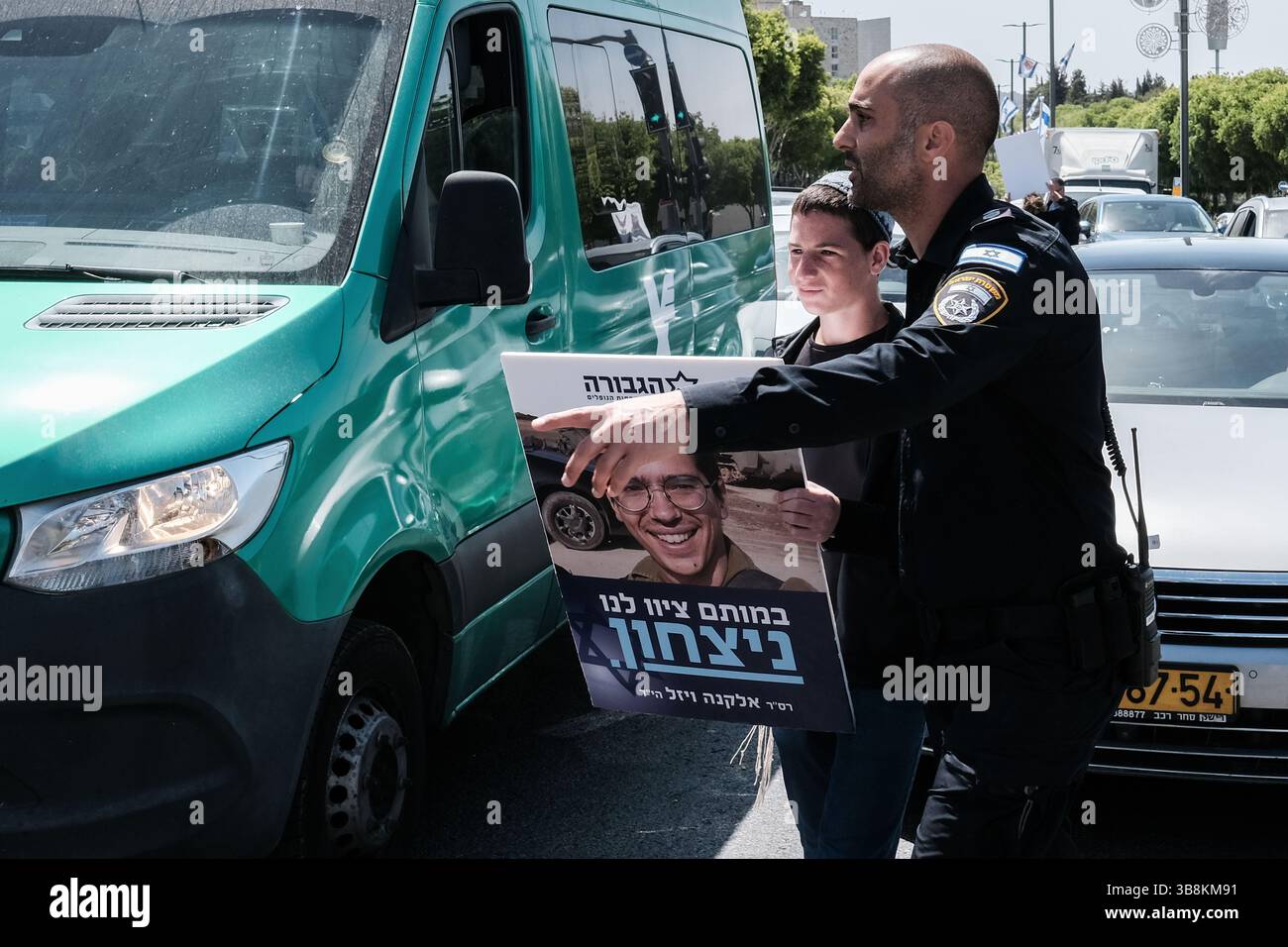 5 maggio 2024, Gerusalemme, Israele: Famiglie in lutto di soldati e sostenitori dell'IDF caduti, la maggior parte dei quali si identificano con i flussi sionisti religiosi nazionalisti, protestano presso l'Ufficio dei primi ministri. Gli attivisti bloccano le strade e i membri del gabinetto in arrivo che chiedono la vittoria definitiva su Hamas nella Striscia di Gaza, nessuna resa che comprometterà i risultati militari e il significato del sacrificio dei loro cari. I manifestanti gridano â€œRafah Now!â€ chiedono un decisivo sciopero militare a Rafah. (Immagine di credito: © Nir Alon/ZUMA Press Wire) Foto Stock