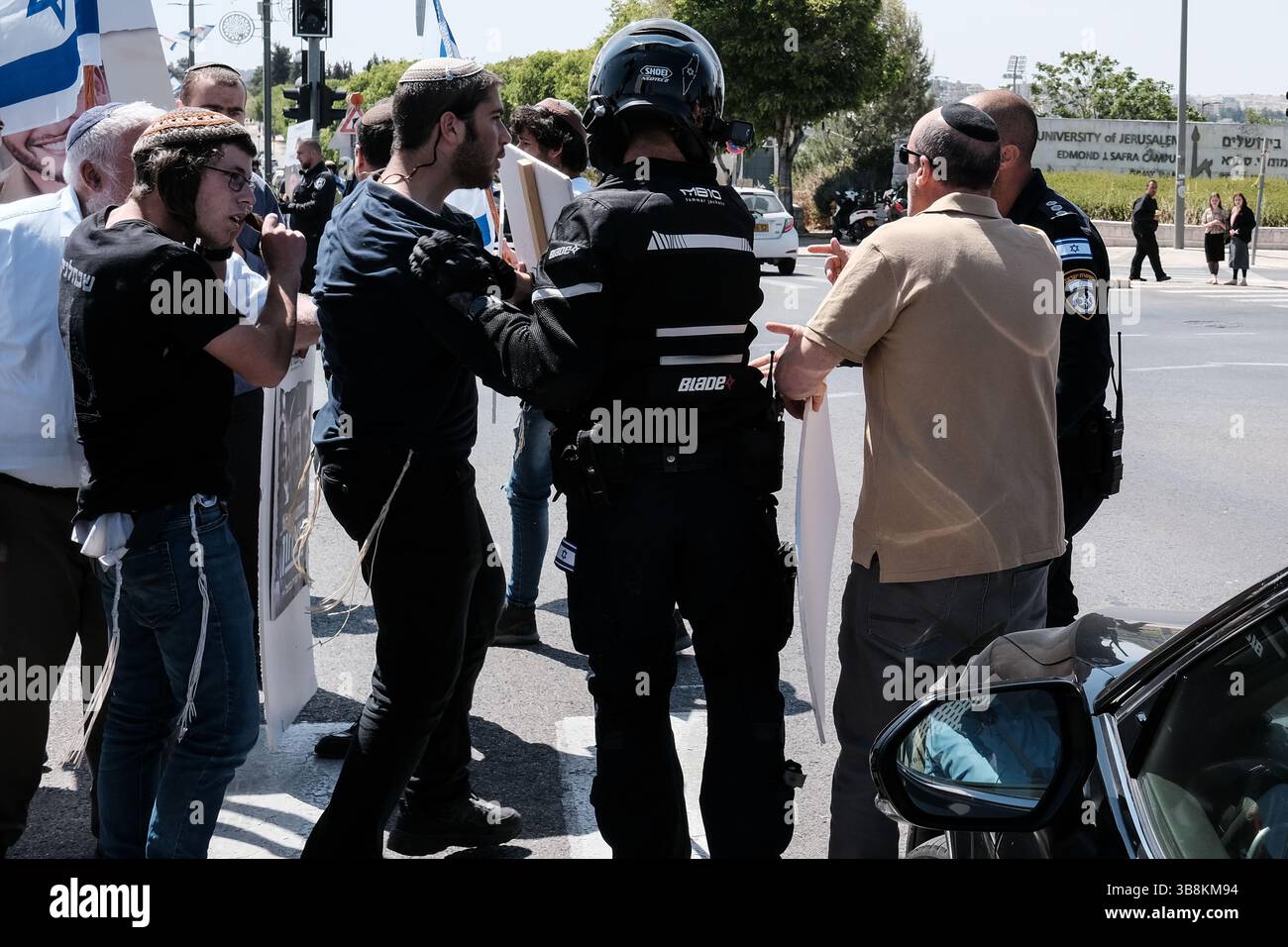 5 maggio 2024, Gerusalemme, Israele: Famiglie in lutto di soldati e sostenitori dell'IDF caduti, la maggior parte dei quali si identificano con i flussi sionisti religiosi nazionalisti, protestano presso l'Ufficio dei primi ministri. Gli attivisti bloccano le strade e i membri del gabinetto in arrivo che chiedono la vittoria definitiva su Hamas nella Striscia di Gaza, nessuna resa che comprometterà i risultati militari e il significato del sacrificio dei loro cari. I manifestanti gridano â€œRafah Now!â€ chiedono un decisivo sciopero militare a Rafah. (Immagine di credito: © Nir Alon/ZUMA Press Wire) Foto Stock