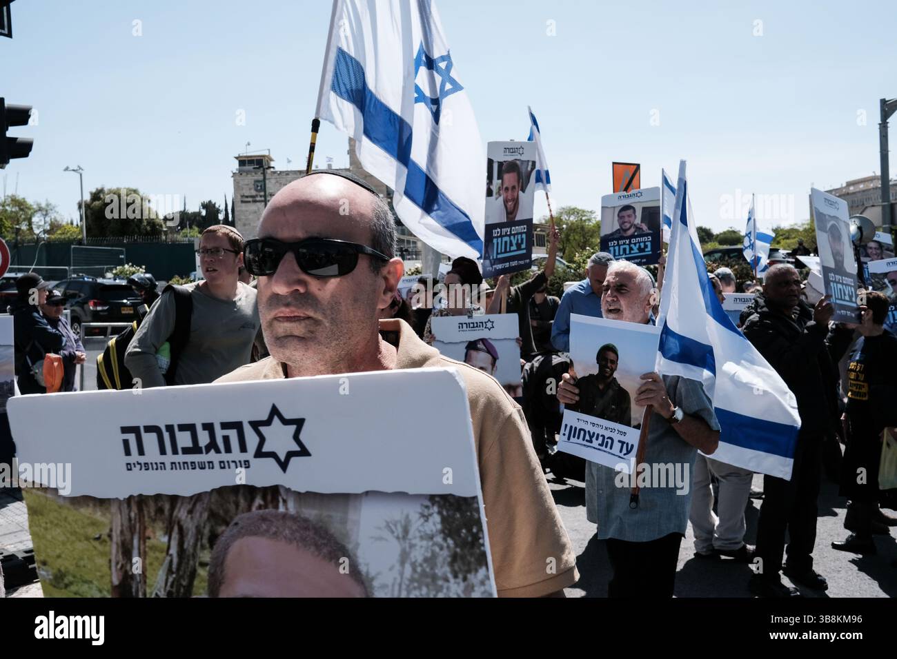 5 maggio 2024, Gerusalemme, Israele: Famiglie in lutto di soldati e sostenitori dell'IDF caduti, la maggior parte dei quali si identificano con i flussi sionisti religiosi nazionalisti, protestano presso l'Ufficio dei primi ministri. Gli attivisti bloccano le strade e i membri del gabinetto in arrivo che chiedono la vittoria definitiva su Hamas nella Striscia di Gaza, nessuna resa che comprometterà i risultati militari e il significato del sacrificio dei loro cari. I manifestanti gridano â€œRafah Now!â€ chiedono un decisivo sciopero militare a Rafah. (Immagine di credito: © Nir Alon/ZUMA Press Wire) Foto Stock