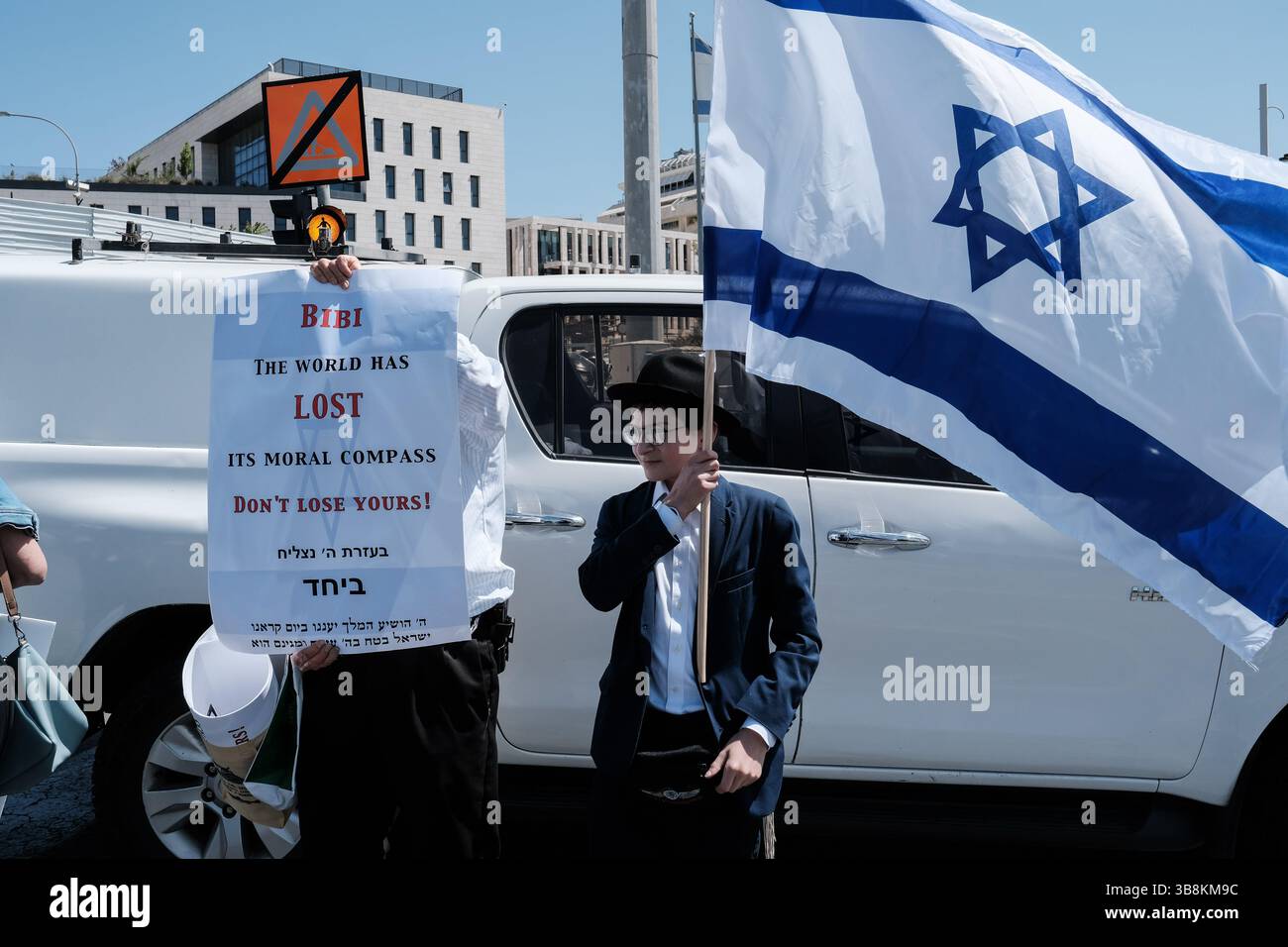 5 maggio 2024, Gerusalemme, Israele: Famiglie in lutto di soldati e sostenitori dell'IDF caduti, la maggior parte dei quali si identificano con i flussi sionisti religiosi nazionalisti, protestano presso l'Ufficio dei primi ministri. Gli attivisti bloccano le strade e i membri del gabinetto in arrivo che chiedono la vittoria definitiva su Hamas nella Striscia di Gaza, nessuna resa che comprometterà i risultati militari e il significato del sacrificio dei loro cari. I manifestanti gridano â€œRafah Now!â€ chiedono un decisivo sciopero militare a Rafah. (Immagine di credito: © Nir Alon/ZUMA Press Wire) Foto Stock