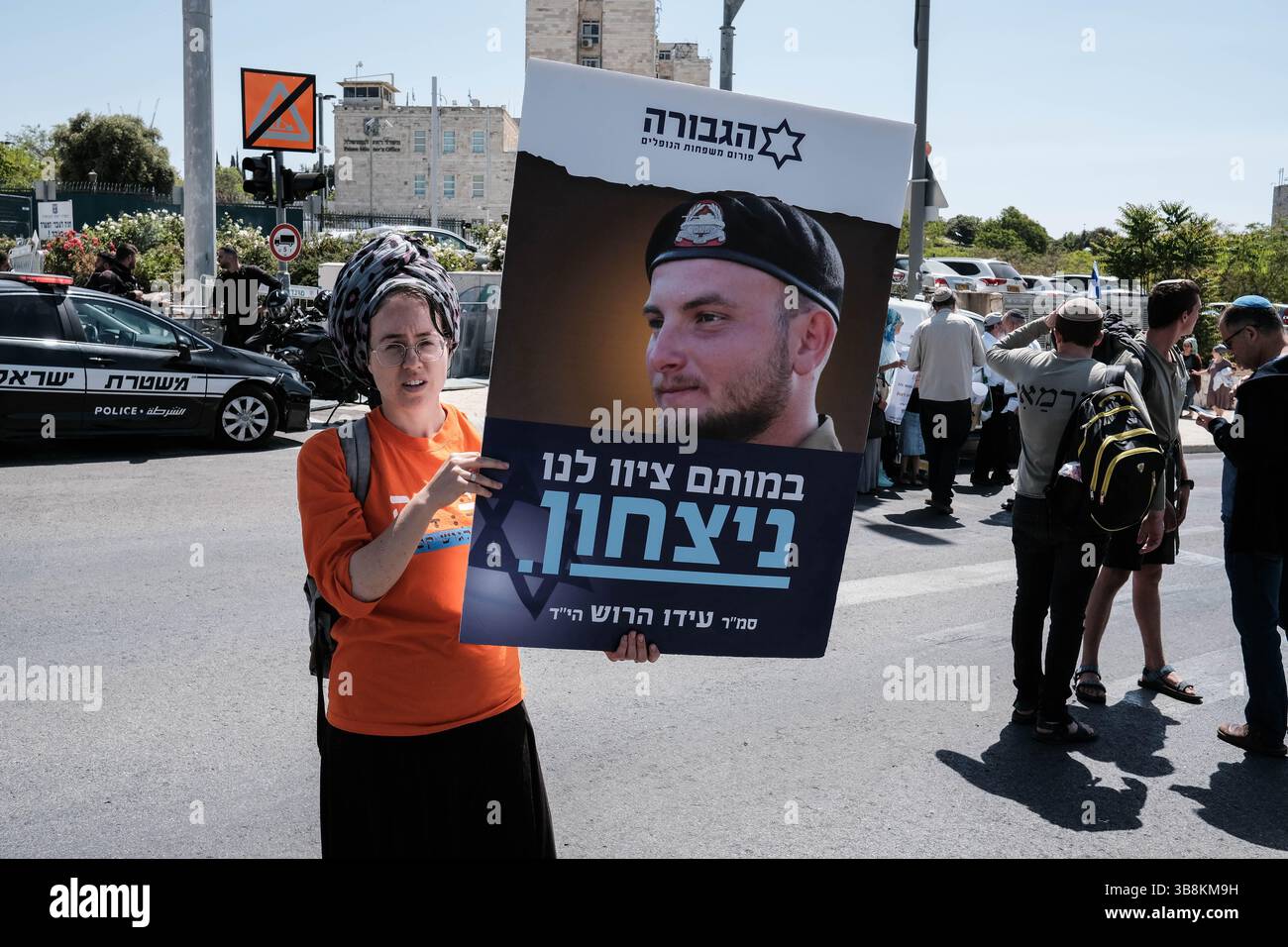 5 maggio 2024, Gerusalemme, Israele: Famiglie in lutto di soldati e sostenitori dell'IDF caduti, la maggior parte dei quali si identificano con i flussi sionisti religiosi nazionalisti, protestano presso l'Ufficio dei primi ministri. Gli attivisti bloccano le strade e i membri del gabinetto in arrivo che chiedono la vittoria definitiva su Hamas nella Striscia di Gaza, nessuna resa che comprometterà i risultati militari e il significato del sacrificio dei loro cari. I manifestanti gridano â€œRafah Now!â€ chiedono un decisivo sciopero militare a Rafah. (Immagine di credito: © Nir Alon/ZUMA Press Wire) Foto Stock