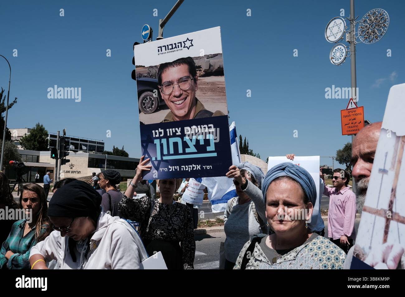 5 maggio 2024, Gerusalemme, Israele: Famiglie in lutto di soldati e sostenitori dell'IDF caduti, la maggior parte dei quali si identificano con i flussi sionisti religiosi nazionalisti, protestano presso l'Ufficio dei primi ministri. Gli attivisti bloccano le strade e i membri del gabinetto in arrivo che chiedono la vittoria definitiva su Hamas nella Striscia di Gaza, nessuna resa che comprometterà i risultati militari e il significato del sacrificio dei loro cari. I manifestanti gridano â€œRafah Now!â€ chiedono un decisivo sciopero militare a Rafah. (Immagine di credito: © Nir Alon/ZUMA Press Wire) Foto Stock
