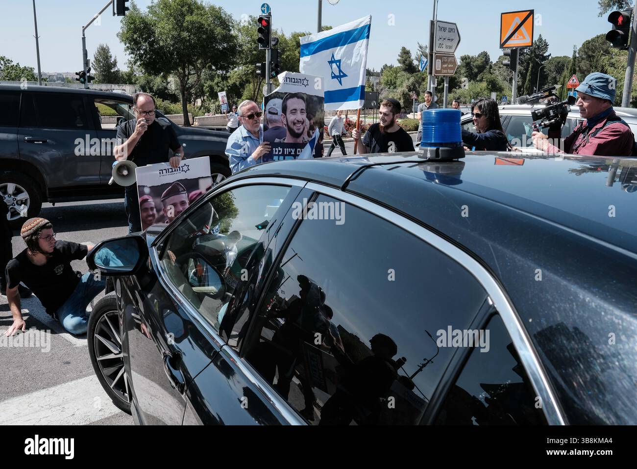 5 maggio 2024, Gerusalemme, Israele: Famiglie in lutto di soldati e sostenitori dell'IDF caduti, la maggior parte dei quali si identificano con i flussi sionisti religiosi nazionalisti, protestano presso l'Ufficio dei primi ministri. Gli attivisti bloccano le strade e i membri del gabinetto in arrivo che chiedono la vittoria definitiva su Hamas nella Striscia di Gaza, nessuna resa che comprometterà i risultati militari e il significato del sacrificio dei loro cari. I manifestanti gridano â€œRafah Now!â€ chiedono un decisivo sciopero militare a Rafah. (Immagine di credito: © Nir Alon/ZUMA Press Wire) Foto Stock