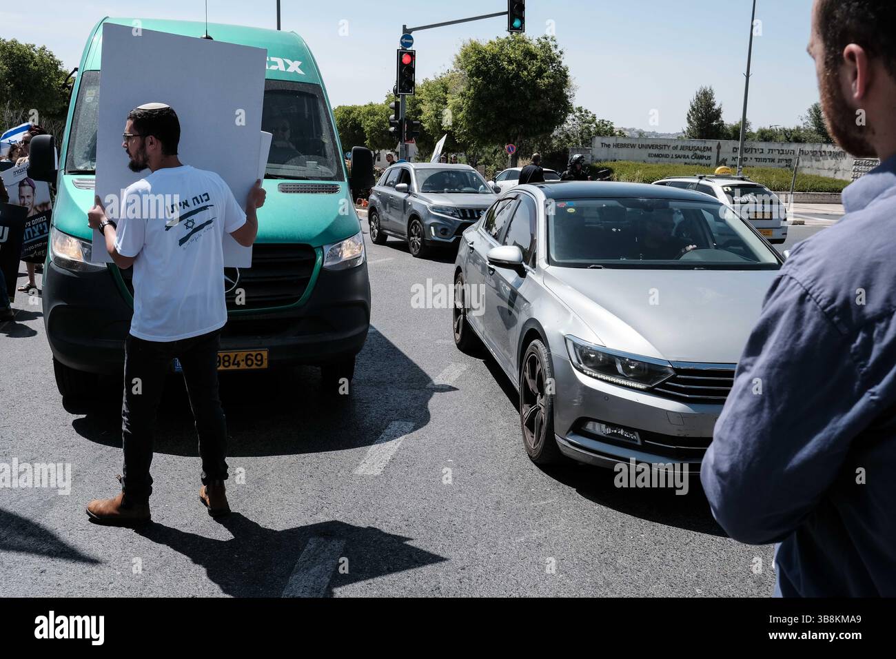 5 maggio 2024, Gerusalemme, Israele: Famiglie in lutto di soldati e sostenitori dell'IDF caduti, la maggior parte dei quali si identificano con i flussi sionisti religiosi nazionalisti, protestano presso l'Ufficio dei primi ministri. Gli attivisti bloccano le strade e i membri del gabinetto in arrivo che chiedono la vittoria definitiva su Hamas nella Striscia di Gaza, nessuna resa che comprometterà i risultati militari e il significato del sacrificio dei loro cari. I manifestanti gridano â€œRafah Now!â€ chiedono un decisivo sciopero militare a Rafah. (Immagine di credito: © Nir Alon/ZUMA Press Wire) Foto Stock