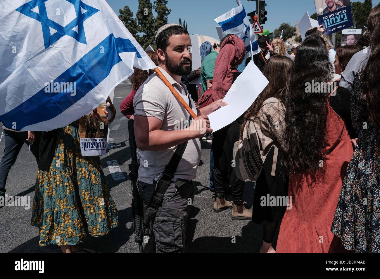 5 maggio 2024, Gerusalemme, Israele: Famiglie in lutto di soldati e sostenitori dell'IDF caduti, la maggior parte dei quali si identificano con i flussi sionisti religiosi nazionalisti, protestano presso l'Ufficio dei primi ministri. Gli attivisti bloccano le strade e i membri del gabinetto in arrivo che chiedono la vittoria definitiva su Hamas nella Striscia di Gaza, nessuna resa che comprometterà i risultati militari e il significato del sacrificio dei loro cari. I manifestanti gridano â€œRafah Now!â€ chiedono un decisivo sciopero militare a Rafah. (Immagine di credito: © Nir Alon/ZUMA Press Wire) Foto Stock