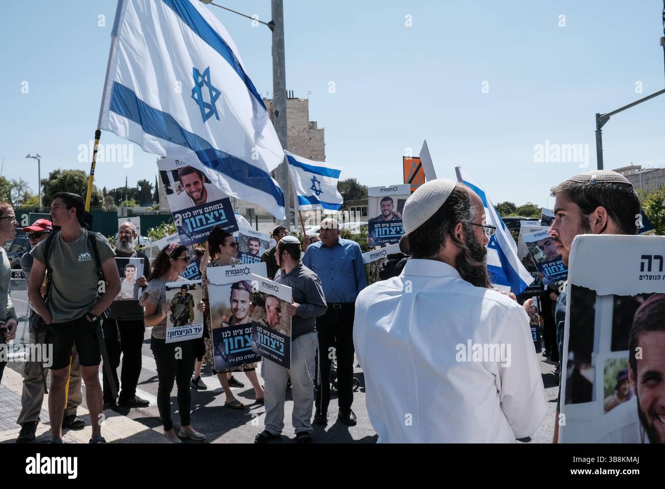 5 maggio 2024, Gerusalemme, Israele: Famiglie in lutto di soldati e sostenitori dell'IDF caduti, la maggior parte dei quali si identificano con i flussi sionisti religiosi nazionalisti, protestano presso l'Ufficio dei primi ministri. Gli attivisti bloccano le strade e i membri del gabinetto in arrivo che chiedono la vittoria definitiva su Hamas nella Striscia di Gaza, nessuna resa che comprometterà i risultati militari e il significato del sacrificio dei loro cari. I manifestanti gridano â€œRafah Now!â€ chiedono un decisivo sciopero militare a Rafah. (Immagine di credito: © Nir Alon/ZUMA Press Wire) Foto Stock