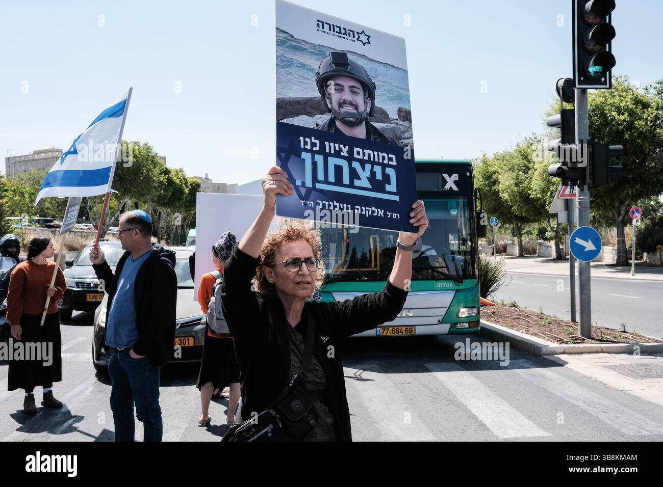 5 maggio 2024, Gerusalemme, Israele: Famiglie in lutto di soldati e sostenitori dell'IDF caduti, la maggior parte dei quali si identificano con i flussi sionisti religiosi nazionalisti, protestano presso l'Ufficio dei primi ministri. Gli attivisti bloccano le strade e i membri del gabinetto in arrivo che chiedono la vittoria definitiva su Hamas nella Striscia di Gaza, nessuna resa che comprometterà i risultati militari e il significato del sacrificio dei loro cari. I manifestanti gridano â€œRafah Now!â€ chiedono un decisivo sciopero militare a Rafah. (Immagine di credito: © Nir Alon/ZUMA Press Wire) Foto Stock