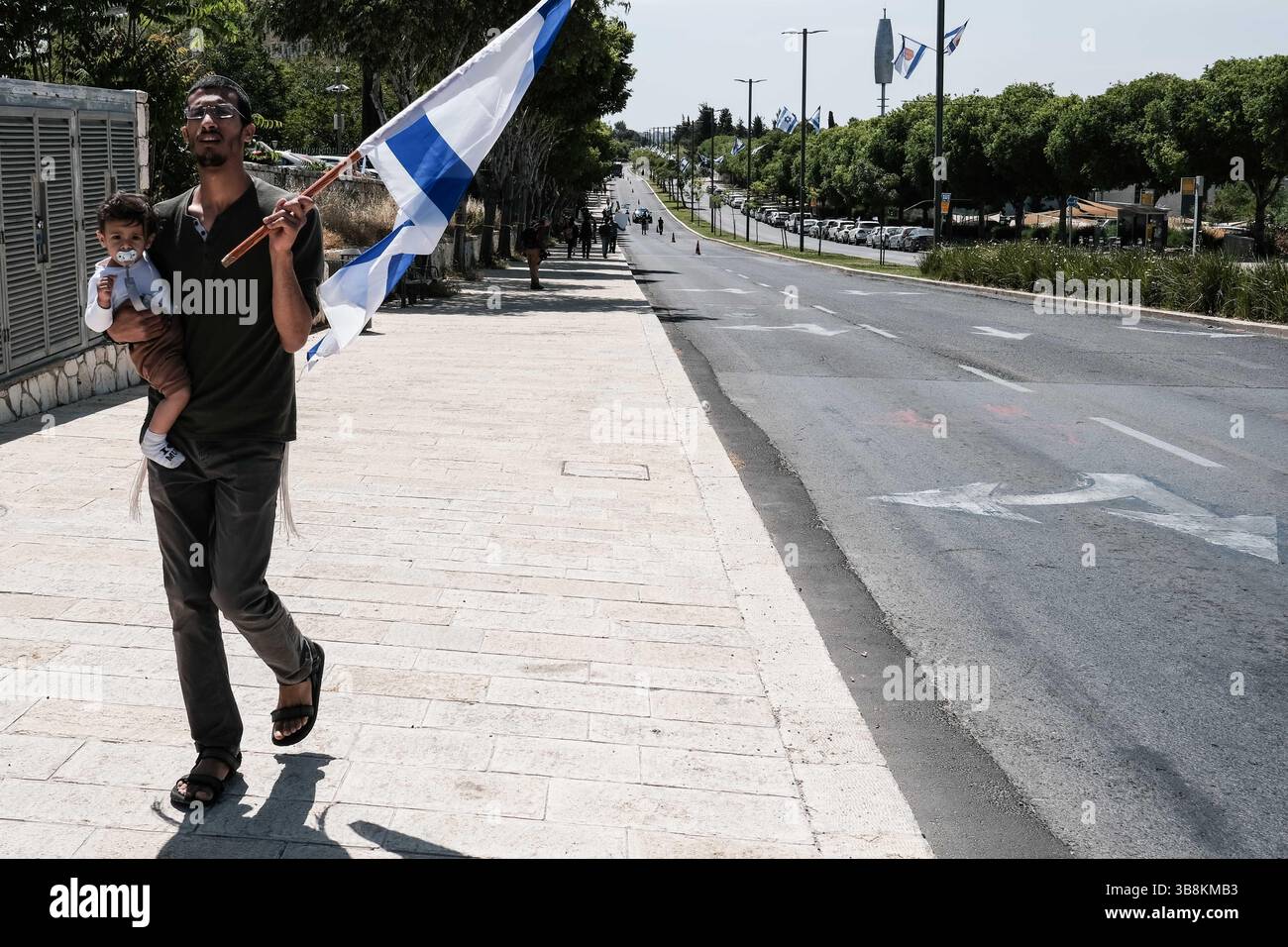 5 maggio 2024, Gerusalemme, Israele: Famiglie in lutto di soldati e sostenitori dell'IDF caduti, la maggior parte dei quali si identificano con i flussi sionisti religiosi nazionalisti, protestano presso l'Ufficio dei primi ministri. Gli attivisti bloccano le strade e i membri del gabinetto in arrivo che chiedono la vittoria definitiva su Hamas nella Striscia di Gaza, nessuna resa che comprometterà i risultati militari e il significato del sacrificio dei loro cari. I manifestanti gridano â€œRafah Now!â€ chiedono un decisivo sciopero militare a Rafah. (Immagine di credito: © Nir Alon/ZUMA Press Wire) Foto Stock