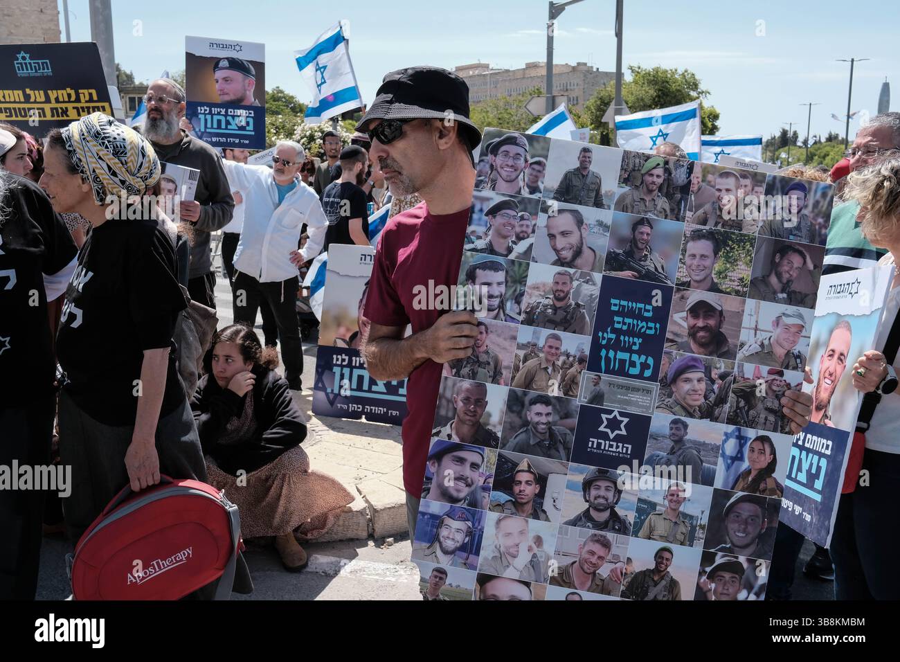 5 maggio 2024, Gerusalemme, Israele: Famiglie in lutto di soldati e sostenitori dell'IDF caduti, la maggior parte dei quali si identificano con i flussi sionisti religiosi nazionalisti, protestano presso l'Ufficio dei primi ministri. Gli attivisti bloccano le strade e i membri del gabinetto in arrivo che chiedono la vittoria definitiva su Hamas nella Striscia di Gaza, nessuna resa che comprometterà i risultati militari e il significato del sacrificio dei loro cari. I manifestanti gridano â€œRafah Now!â€ chiedono un decisivo sciopero militare a Rafah. (Immagine di credito: © Nir Alon/ZUMA Press Wire) Foto Stock