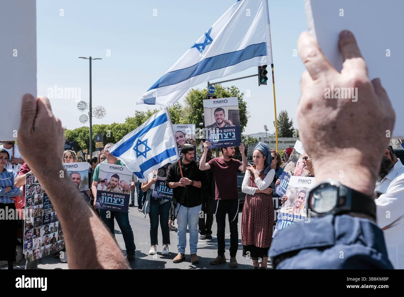5 maggio 2024, Gerusalemme, Israele: Famiglie in lutto di soldati e sostenitori dell'IDF caduti, la maggior parte dei quali si identificano con i flussi sionisti religiosi nazionalisti, protestano presso l'Ufficio dei primi ministri. Gli attivisti bloccano le strade e i membri del gabinetto in arrivo che chiedono la vittoria definitiva su Hamas nella Striscia di Gaza, nessuna resa che comprometterà i risultati militari e il significato del sacrificio dei loro cari. I manifestanti gridano â€œRafah Now!â€ chiedono un decisivo sciopero militare a Rafah. (Immagine di credito: © Nir Alon/ZUMA Press Wire) Foto Stock