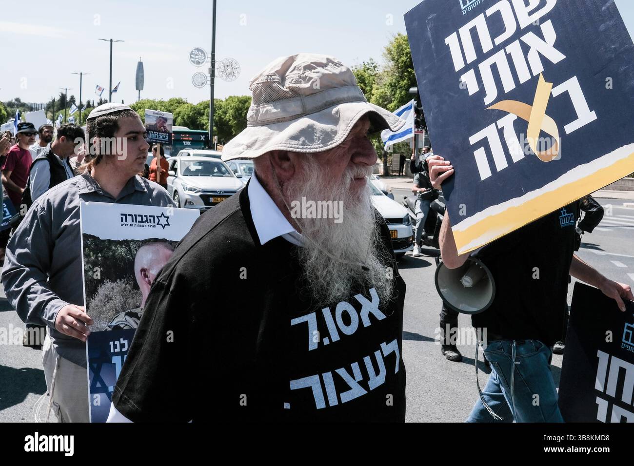 5 maggio 2024, Gerusalemme, Israele: Famiglie in lutto di soldati e sostenitori dell'IDF caduti, la maggior parte dei quali si identificano con i flussi sionisti religiosi nazionalisti, protestano presso l'Ufficio dei primi ministri. Gli attivisti bloccano le strade e i membri del gabinetto in arrivo che chiedono la vittoria definitiva su Hamas nella Striscia di Gaza, nessuna resa che comprometterà i risultati militari e il significato del sacrificio dei loro cari. I manifestanti gridano â€œRafah Now!â€ chiedono un decisivo sciopero militare a Rafah. (Immagine di credito: © Nir Alon/ZUMA Press Wire) Foto Stock