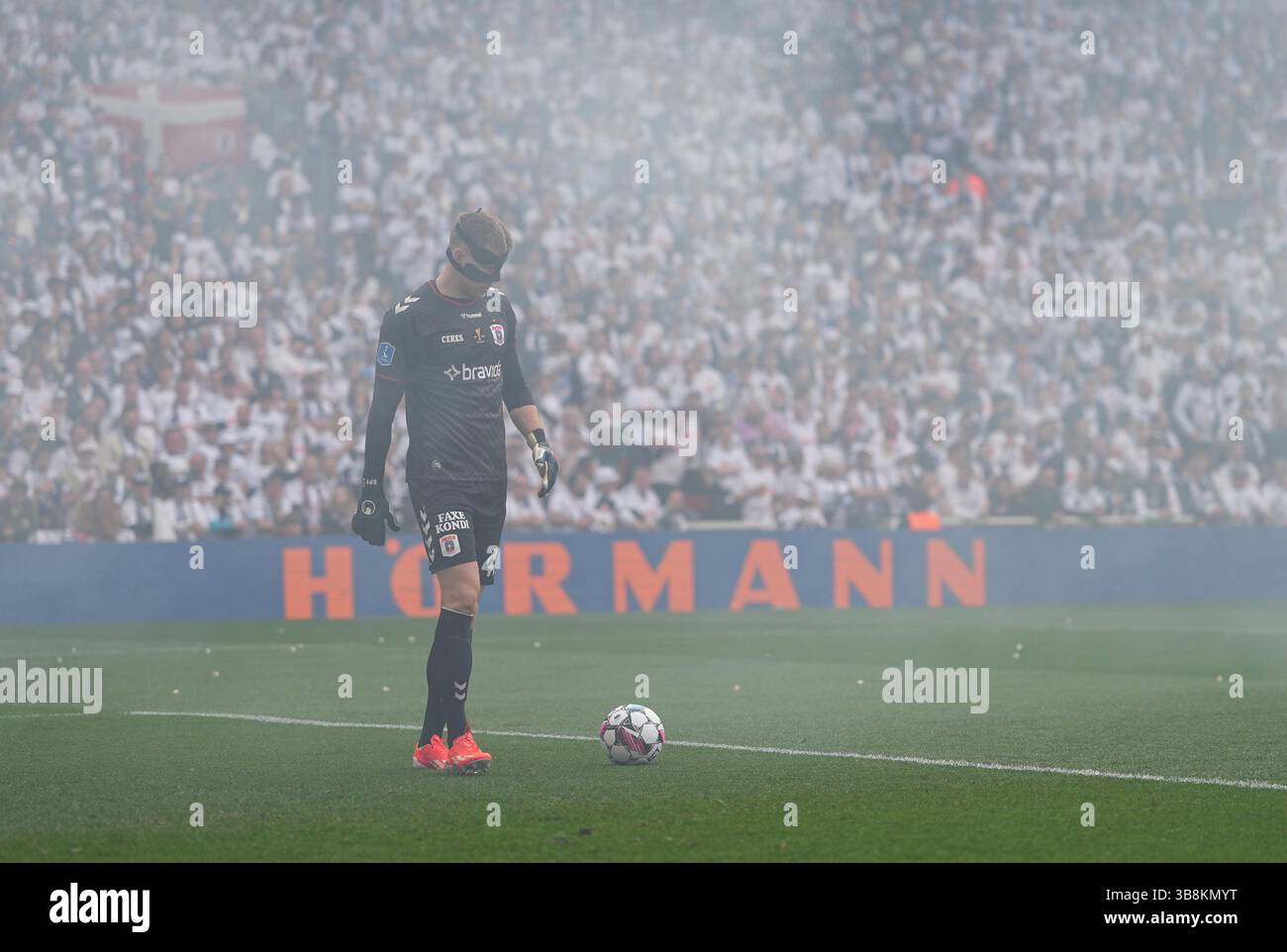 9 maggio 2024: Bailey Peacock-Farrell (AGF) controlla la palla durante la finale di Coppa di Danimarca, Aarhus GF vs Silkeborg, a Parken, Copenaghen, Danimarca. Ulrik Pedersen/CSM (immagine di credito: © Ulrik Pedersen/CSM tramite ZUMA Press Wire) Foto Stock