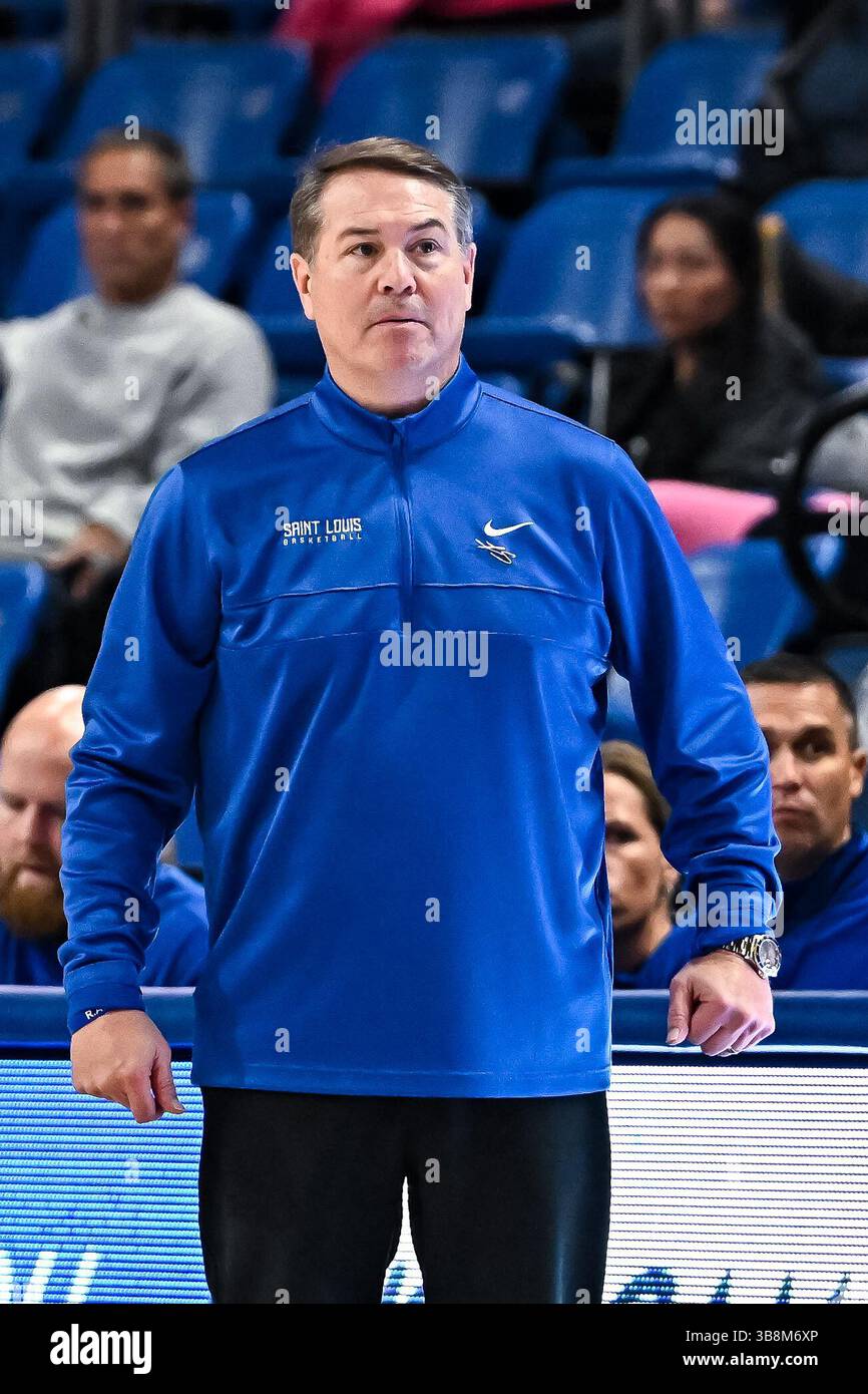 29 OTTOBRE 2023: Travis Ford, allenatore dei Saint Louis Billikens, guarda il gioco in un gioco espositivo dove i Berea College Mountaineers hanno visitato i St. Louis Billikens. Tenuto alla Chaifetz Arena di St. Louis, Missouri domenica 29 ottobre 2023 Richard Ulreich/CSM (Credit Image: Foto Stock